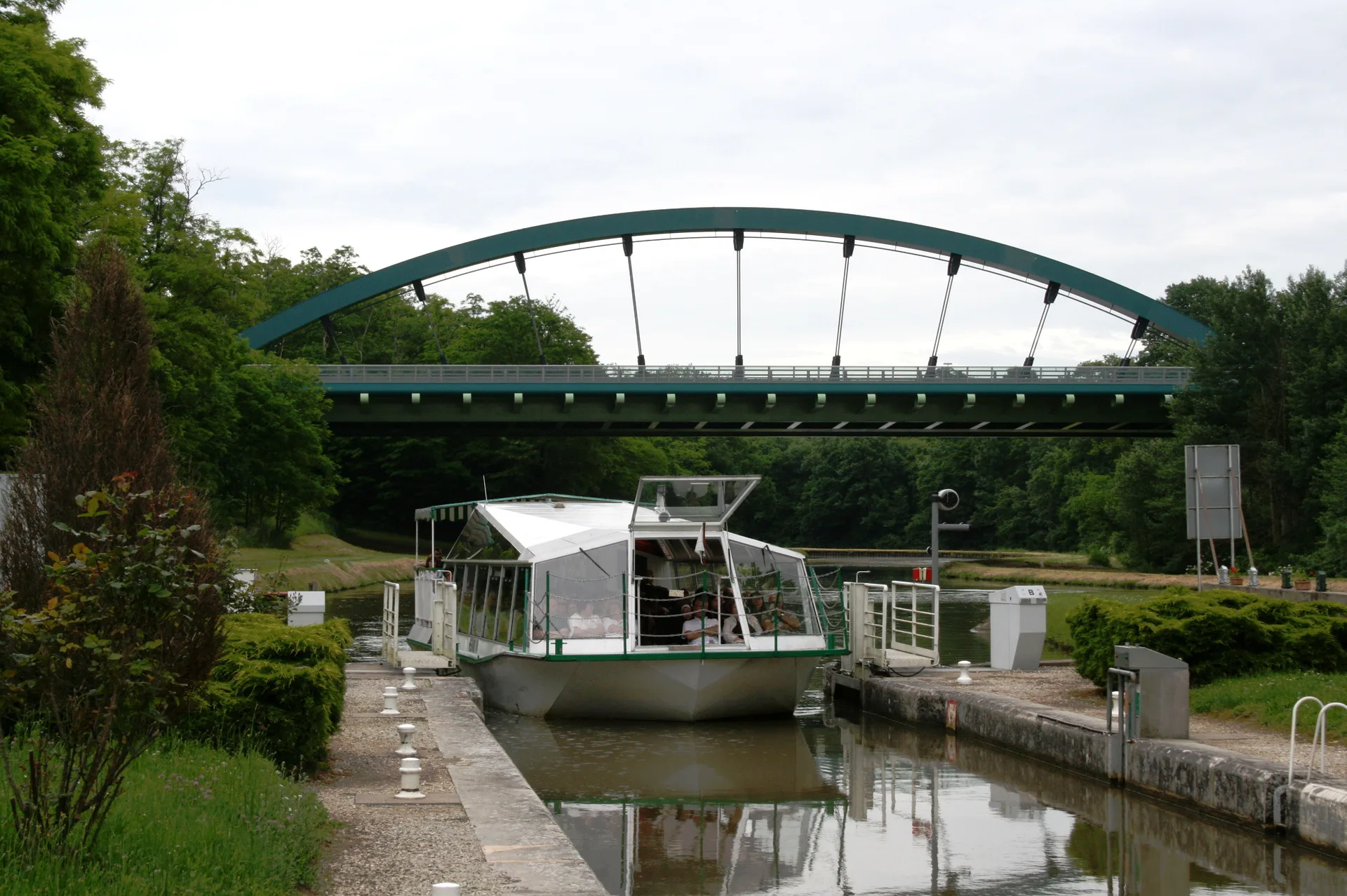 Canal de Briare à Ouzouer-sur-Trézée — À 4,7 km du lac