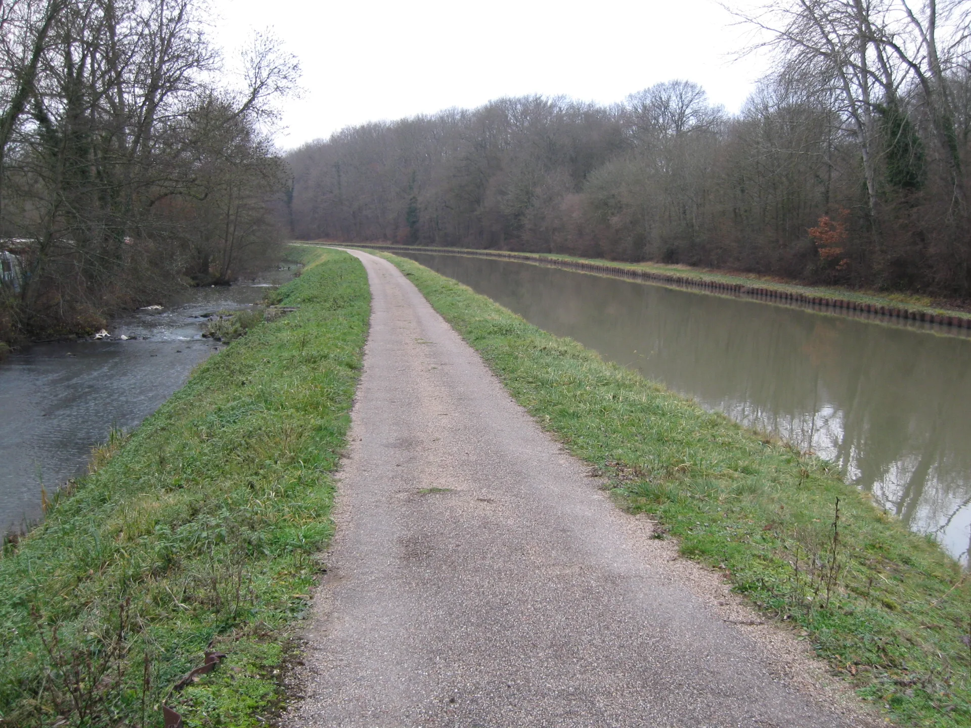 Canal de Briare à Ouzouer-sur-Trézée — À 380 m du lac