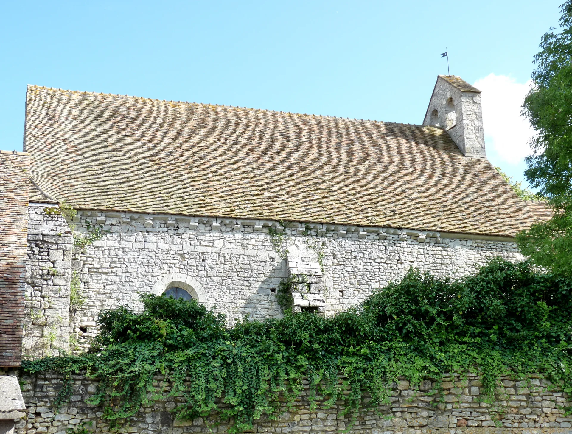 Etang communal de Bueil à Bueil — À 3,6 km du lac