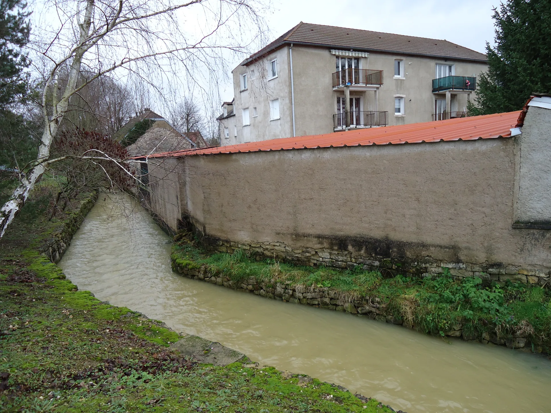 Etang communal de Foucheran à Foucherans — À 505 m du lac