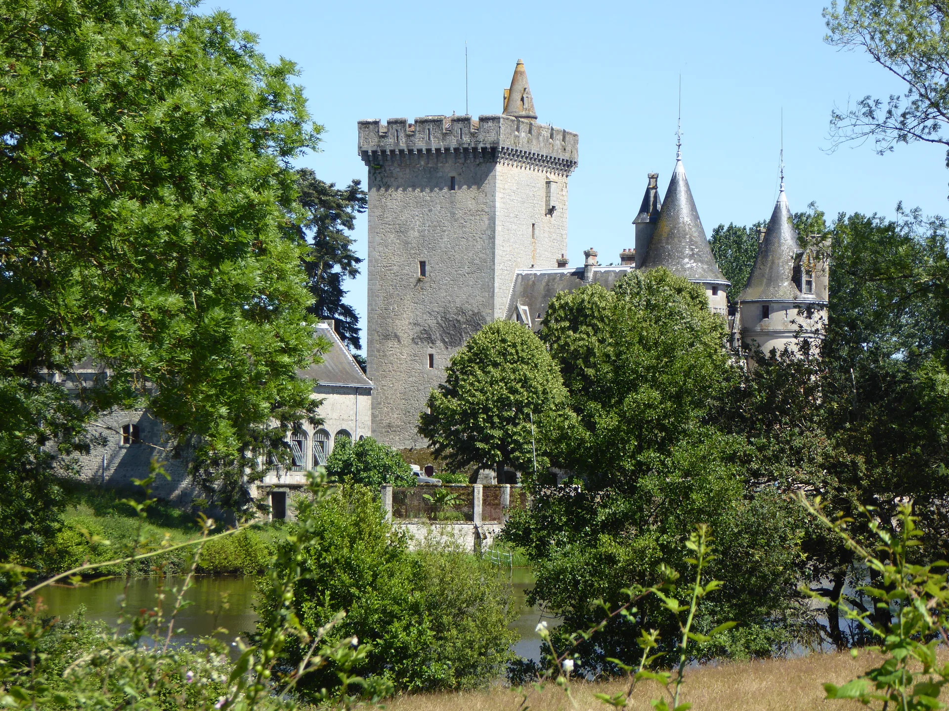Etang communal de Lathus Saint Remy à Lathus-Saint-Rémy — À 3,2 km du lac