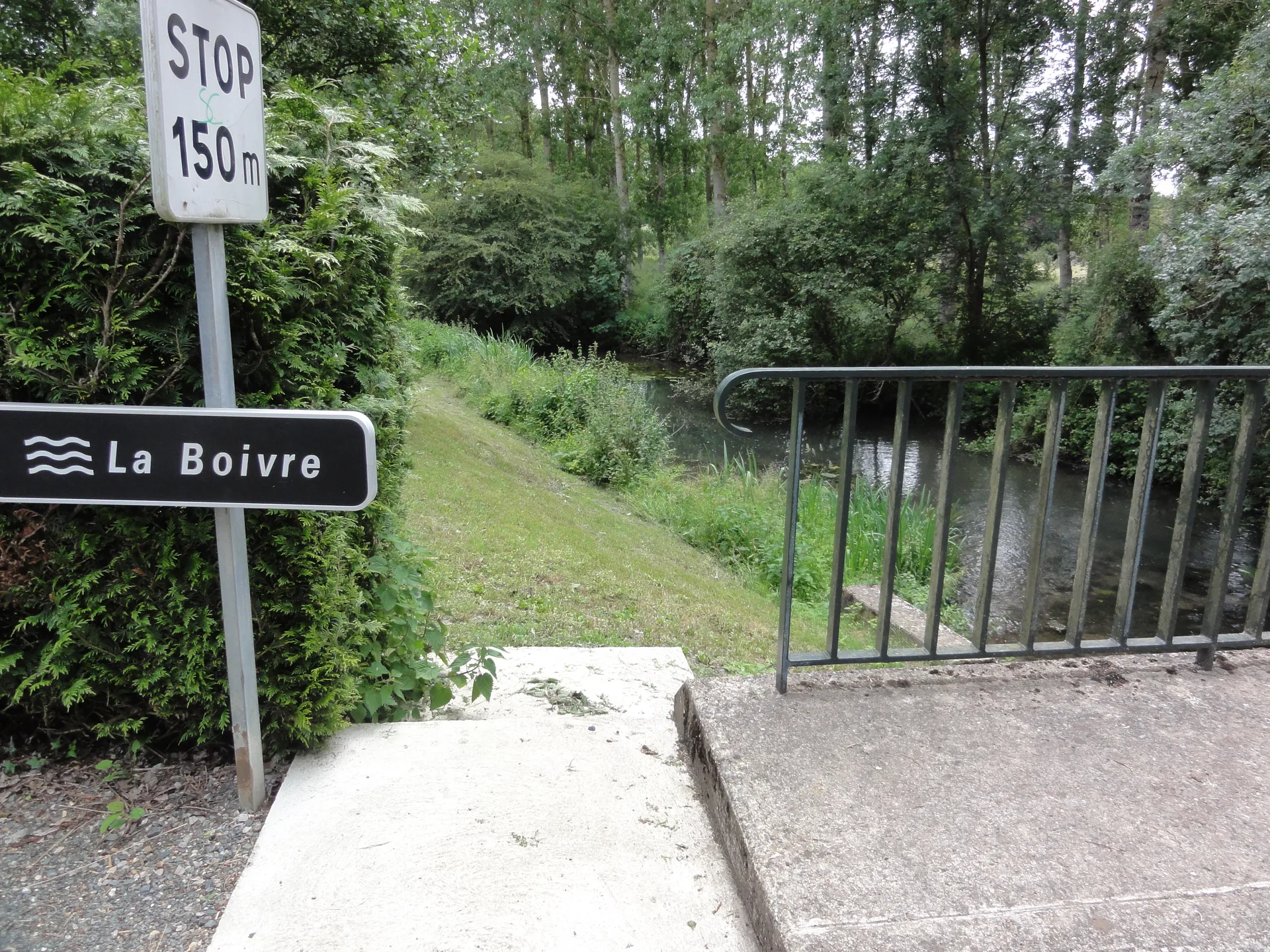 Etang communal de Montreuil Bonnin à Boivre-la-Vallée — À 776 m du lac