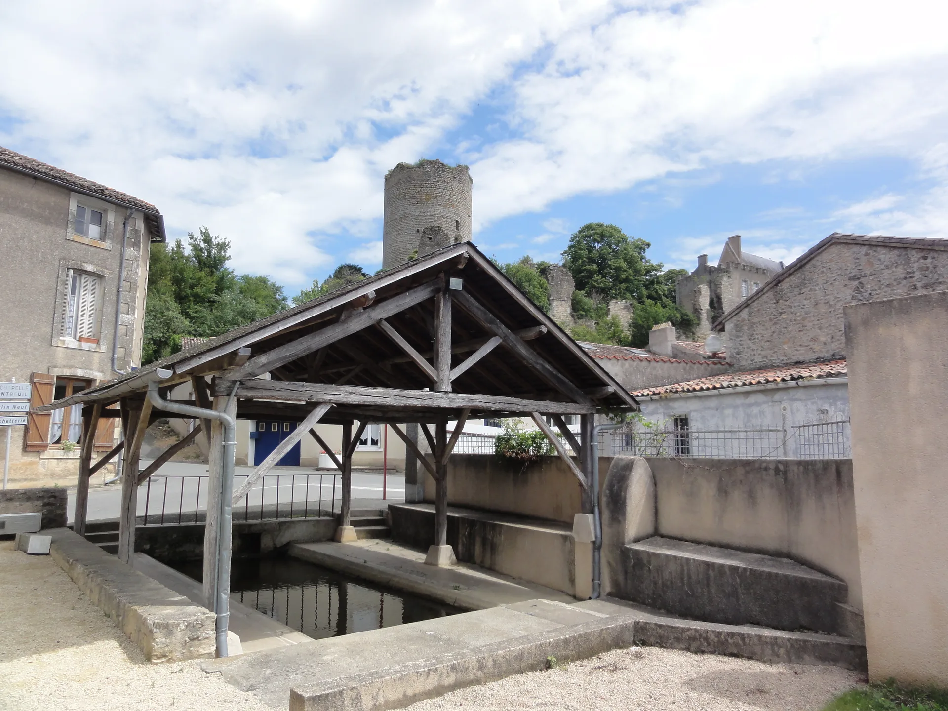 Etang communal de Montreuil Bonnin à Boivre-la-Vallée — À 858 m du lac