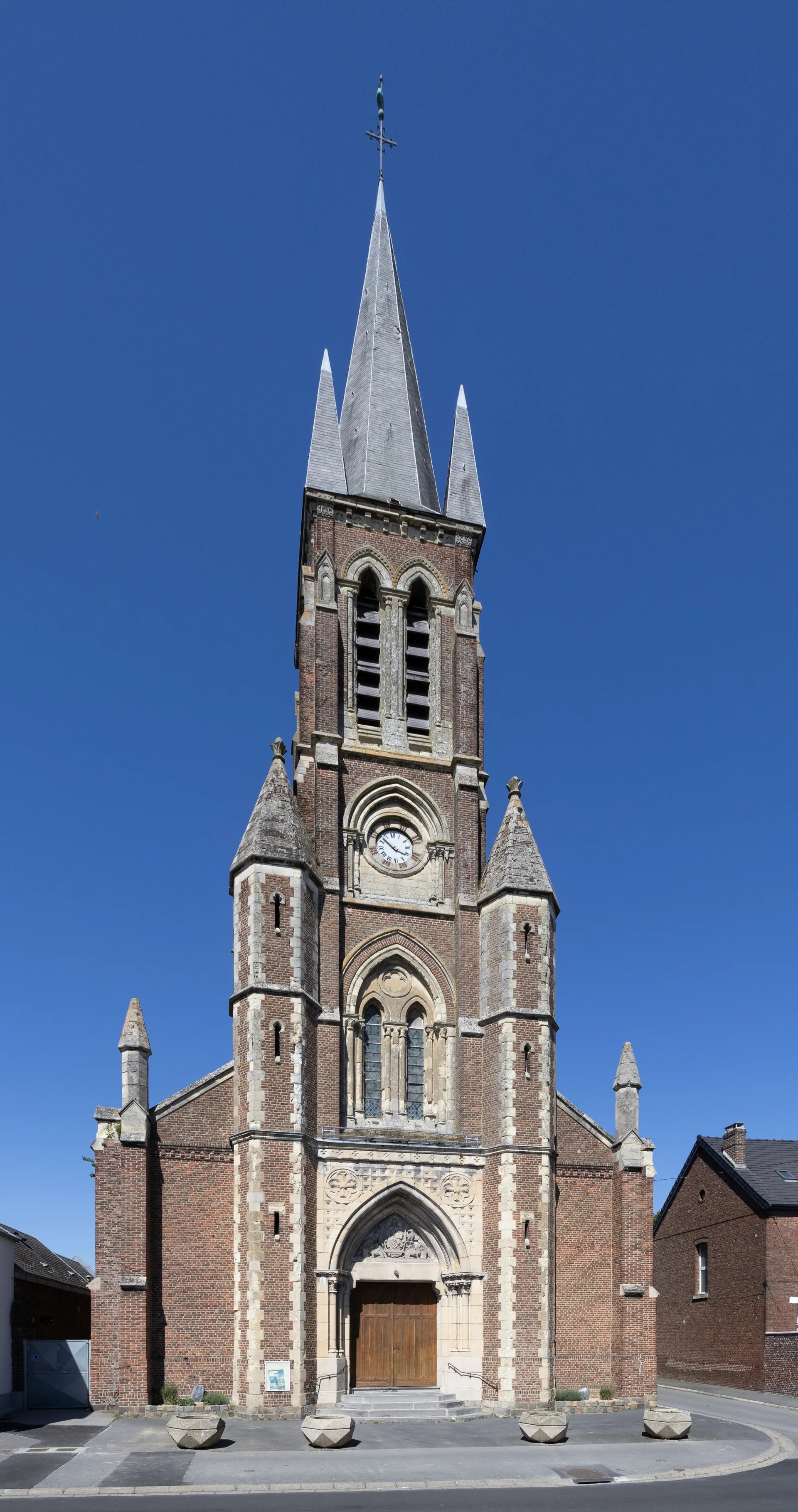 Étang communal de Neuville st Remy à Neuville-Saint-Rémy — À 296 m du lac