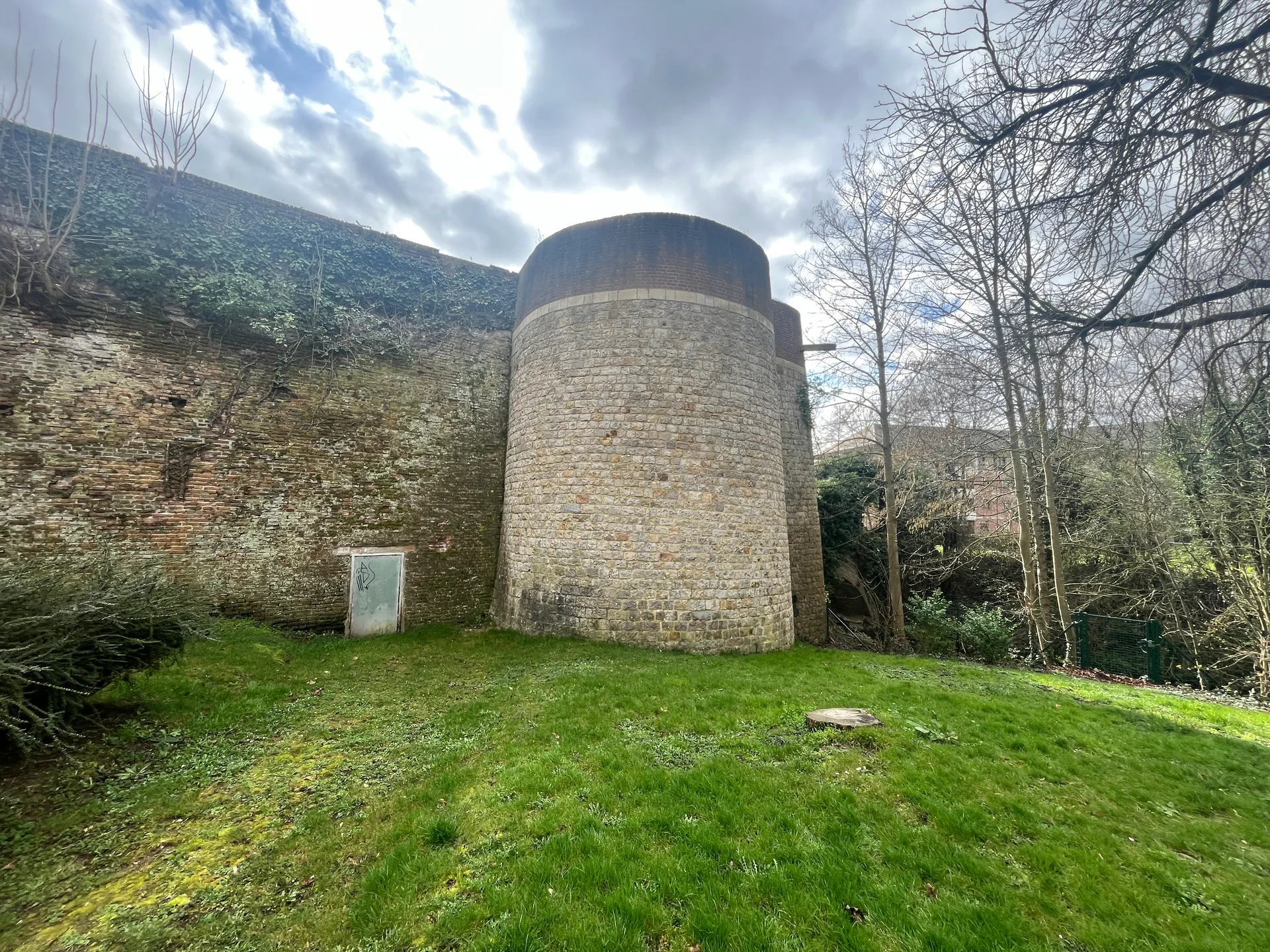 Étang communal de Neuville st Remy à Neuville-Saint-Rémy — À 498 m du lac
