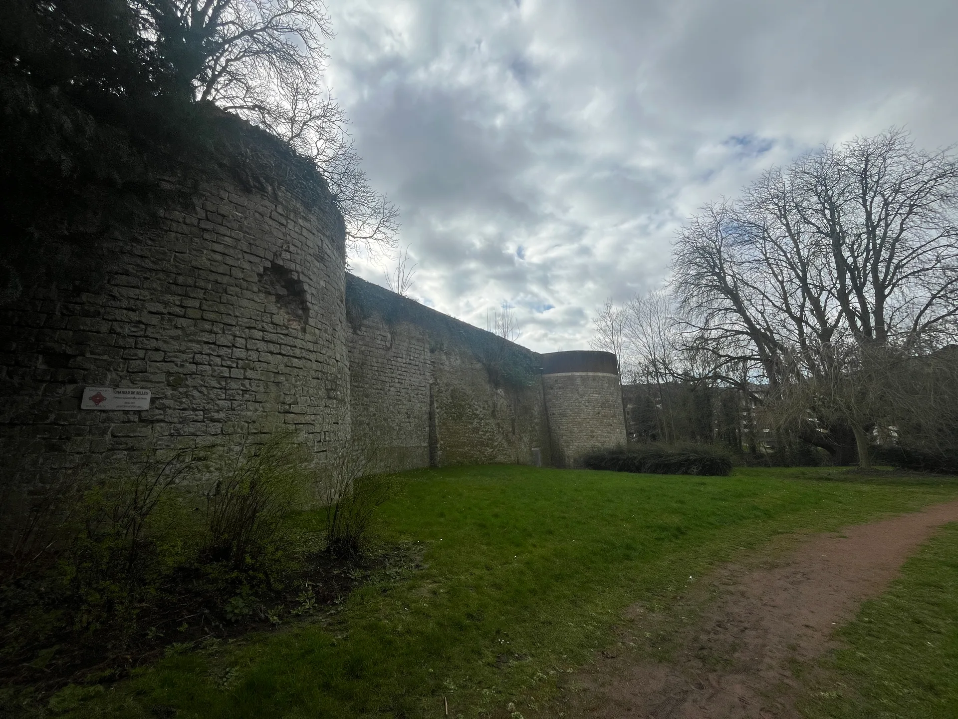 Étang communal de Neuville st Remy à Neuville-Saint-Rémy — À 501 m du lac