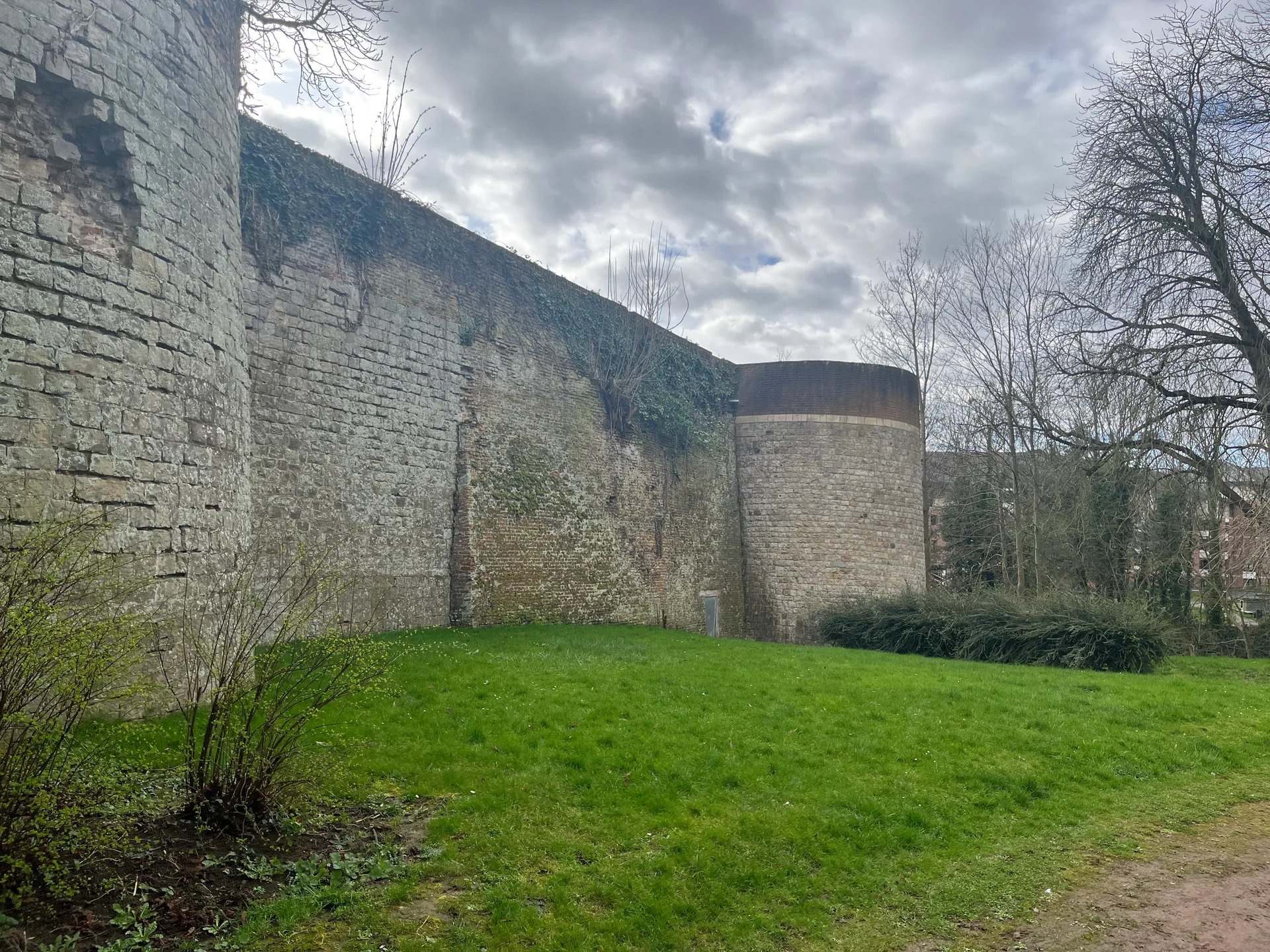 Étang communal de Neuville st Remy à Neuville-Saint-Rémy — À 503 m du lac