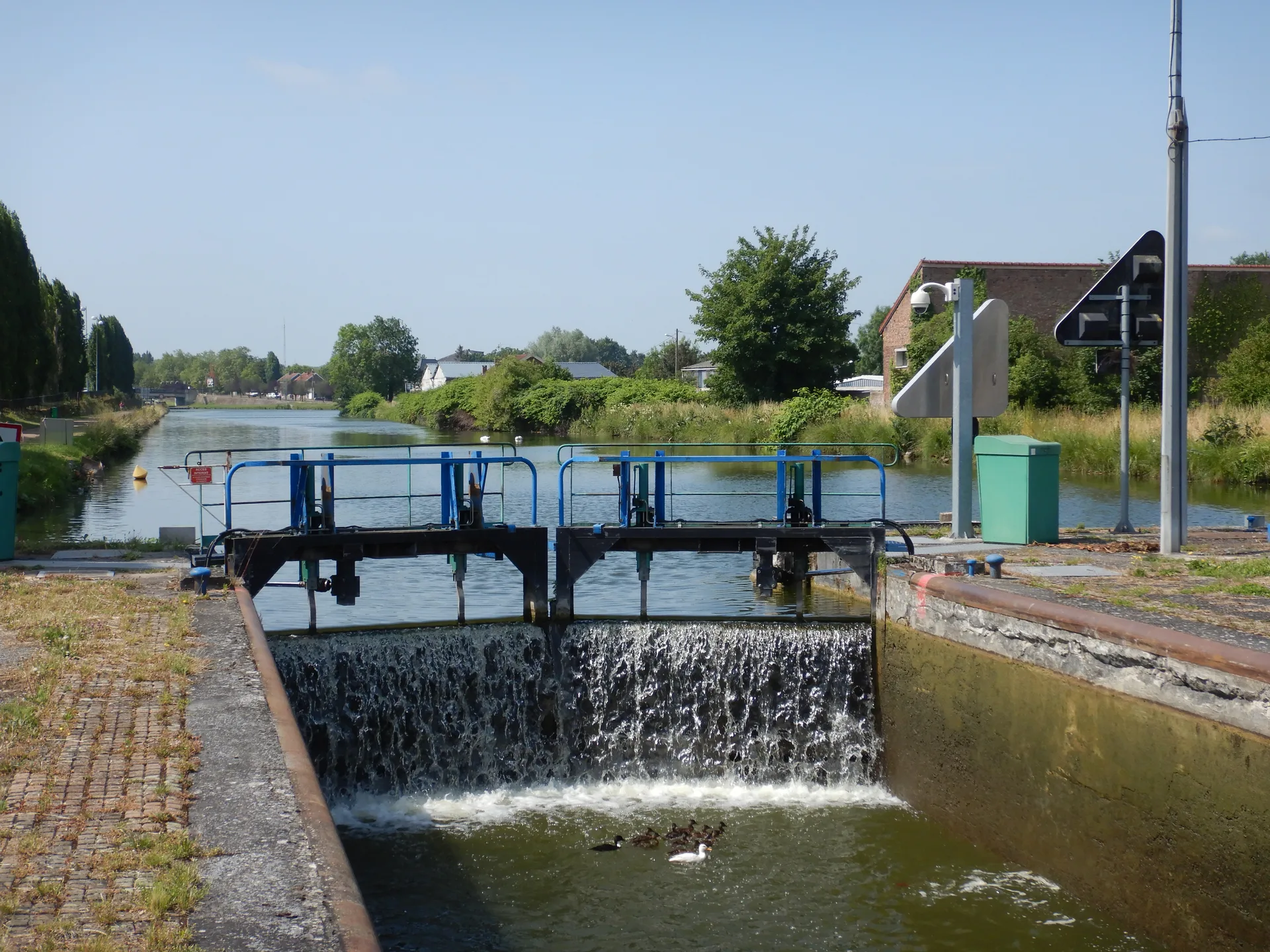 Étang communal de Neuville st Remy à Neuville-Saint-Rémy — À 404 m du lac