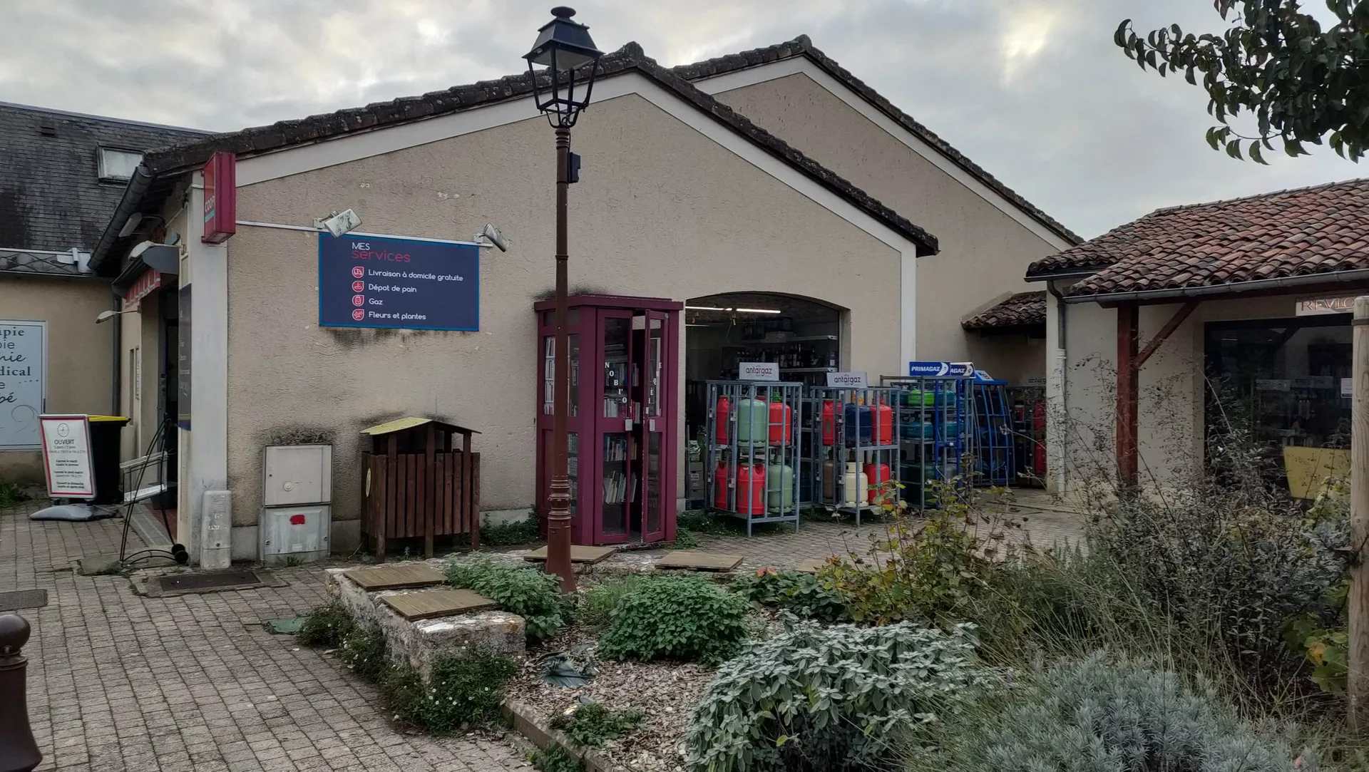 Etang communal de Nieuil l Espoir à Nieuil-l'Espoir — À 3,8 km du lac