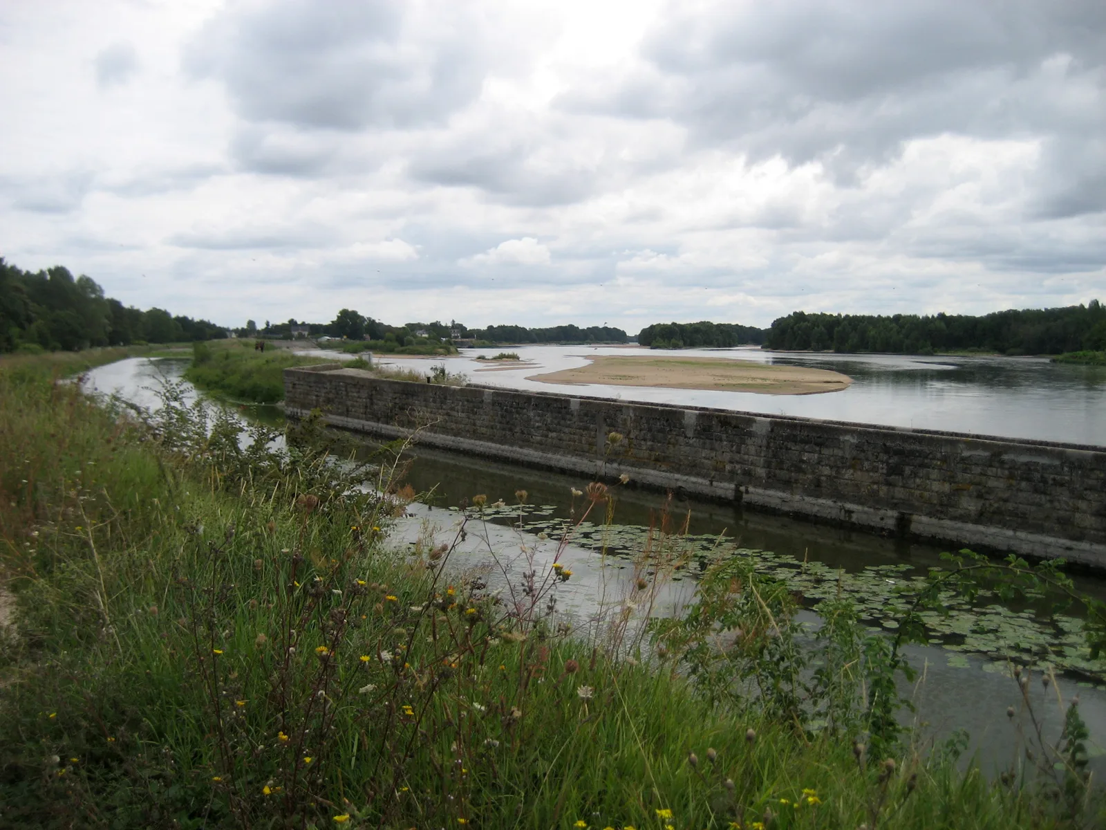 Etang Communal de St Denis à Saint-Denis-en-Val — À 785 m du lac