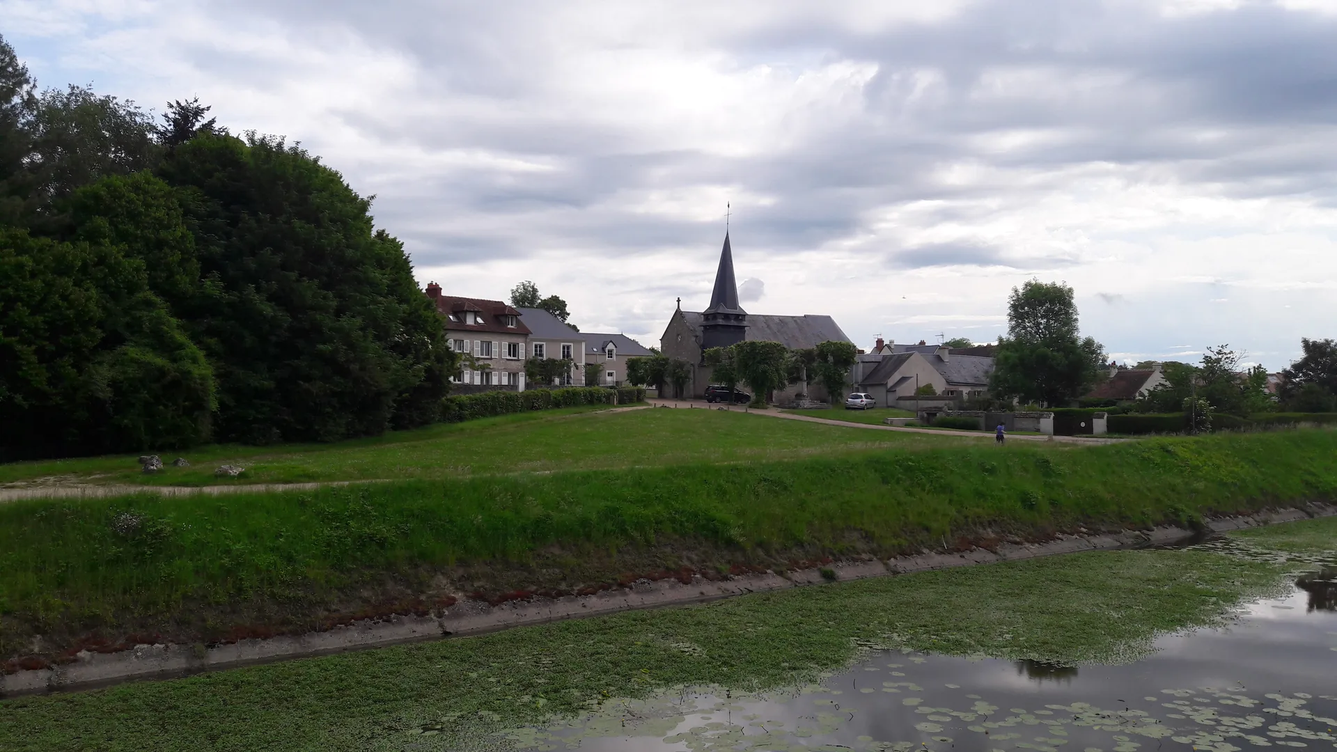 Etang Communal de St Denis à Saint-Denis-en-Val — À 798 m du lac