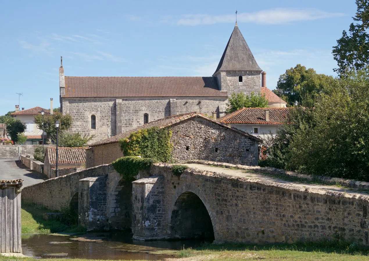 Etang communal de Vaux en Couhe à Valence-en-Poitou — Sur le lac