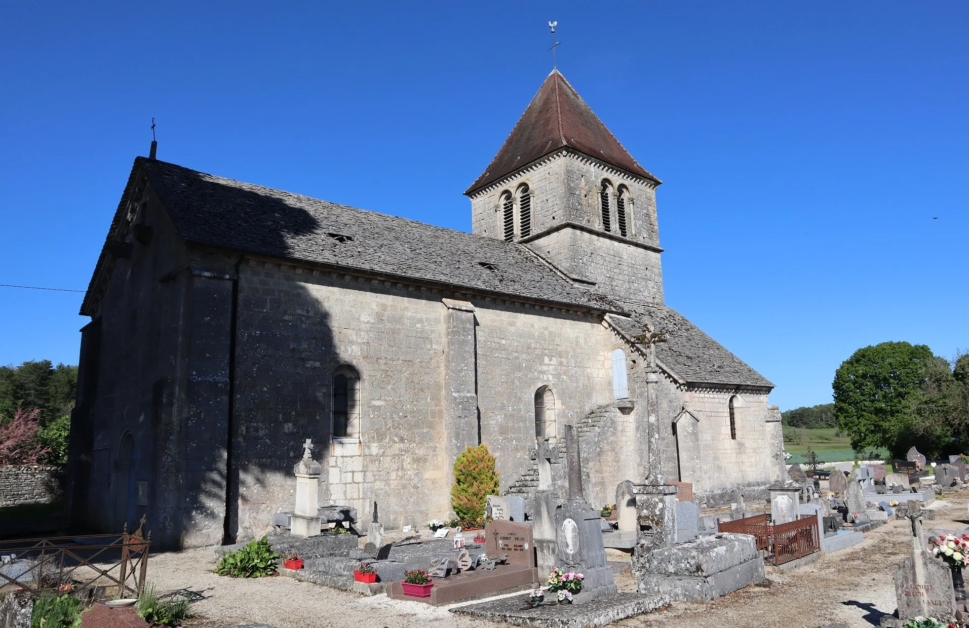 Etang communal de Vernois les Vesvres à Vernois-lès-Vesvres — À 4,4 km du lac