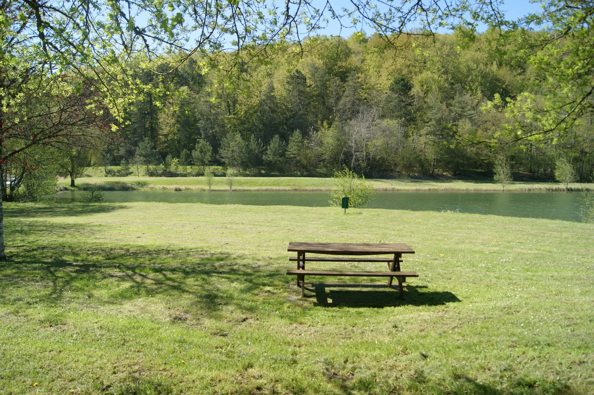 Etang communal de Vernois les Vesvres à Vernois-lès-Vesvres — Sur le lac