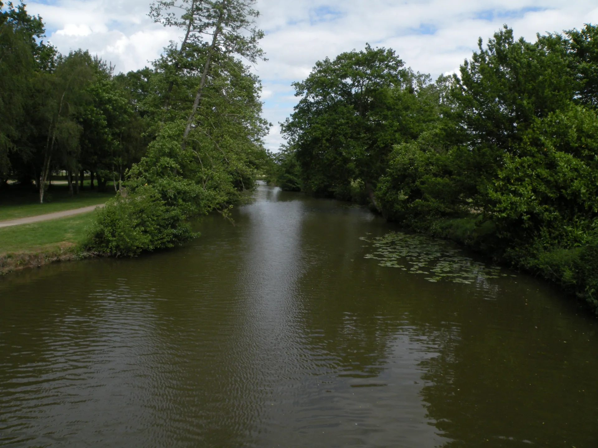 Etang communal. Gilles DE BEL AIR à Noyal-Châtillon-sur-Seiche — À 215 m du lac