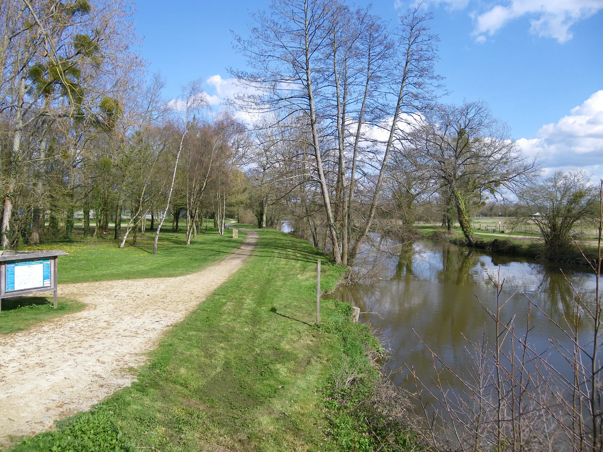 Etang communal. Gilles DE BEL AIR à Noyal-Châtillon-sur-Seiche — À 223 m du lac