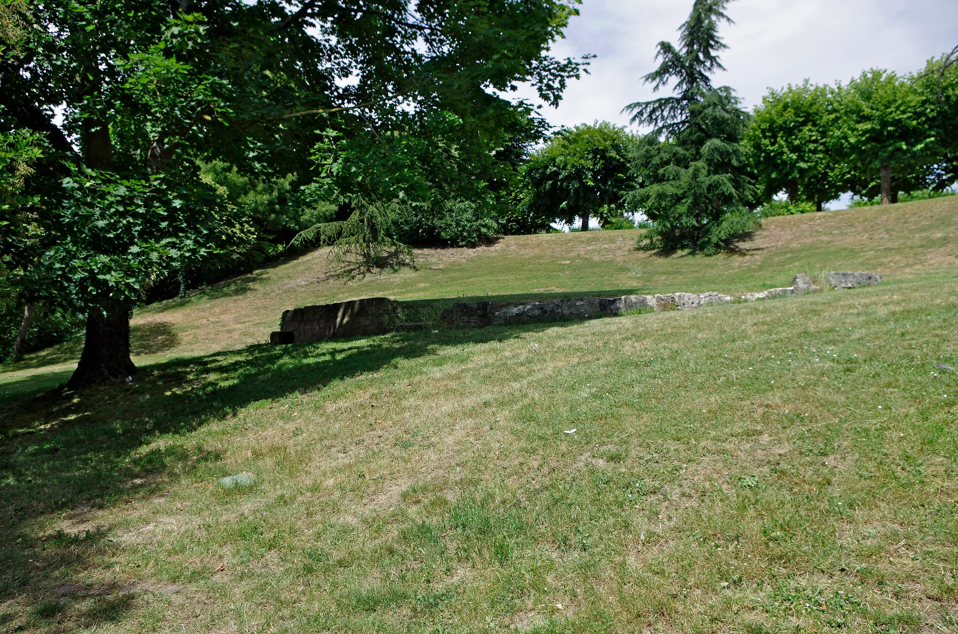 Etang communal le beau soleil à Loudun — À 1,4 km du lac