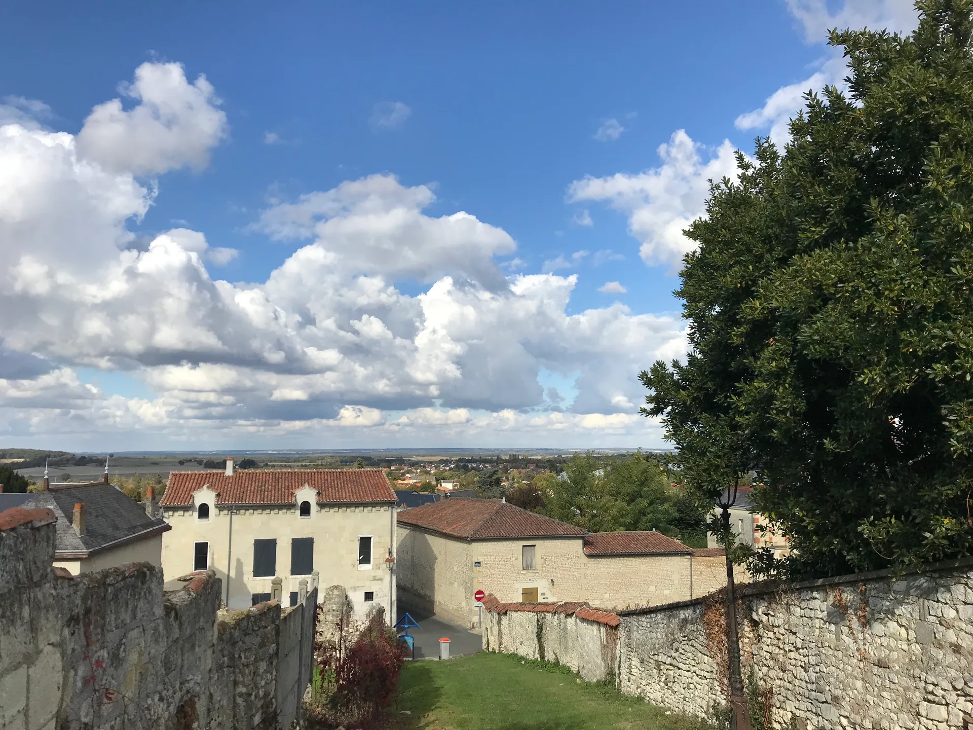 Etang communal le beau soleil à Loudun — À 1,6 km du lac