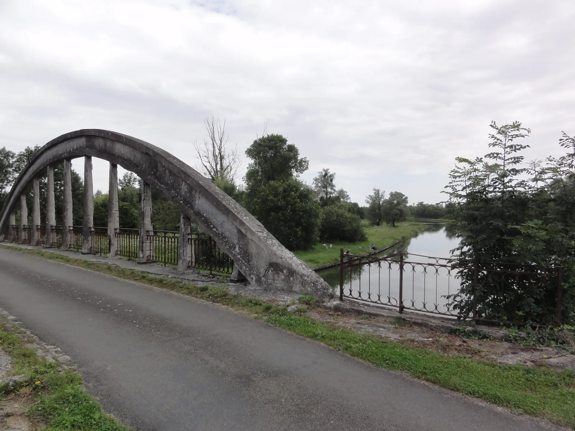 Etang d'Artemps à Happencourt — À 867 m du lac