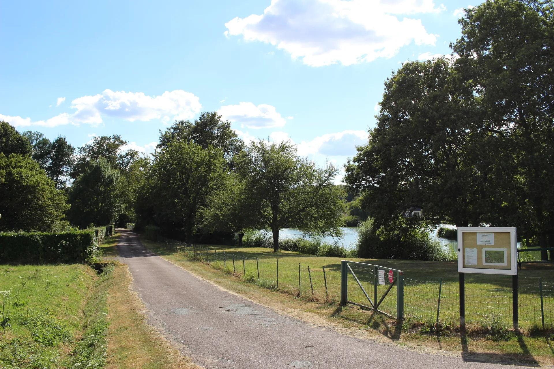 Etang d'Autreche à Autrèche — Sur le lac