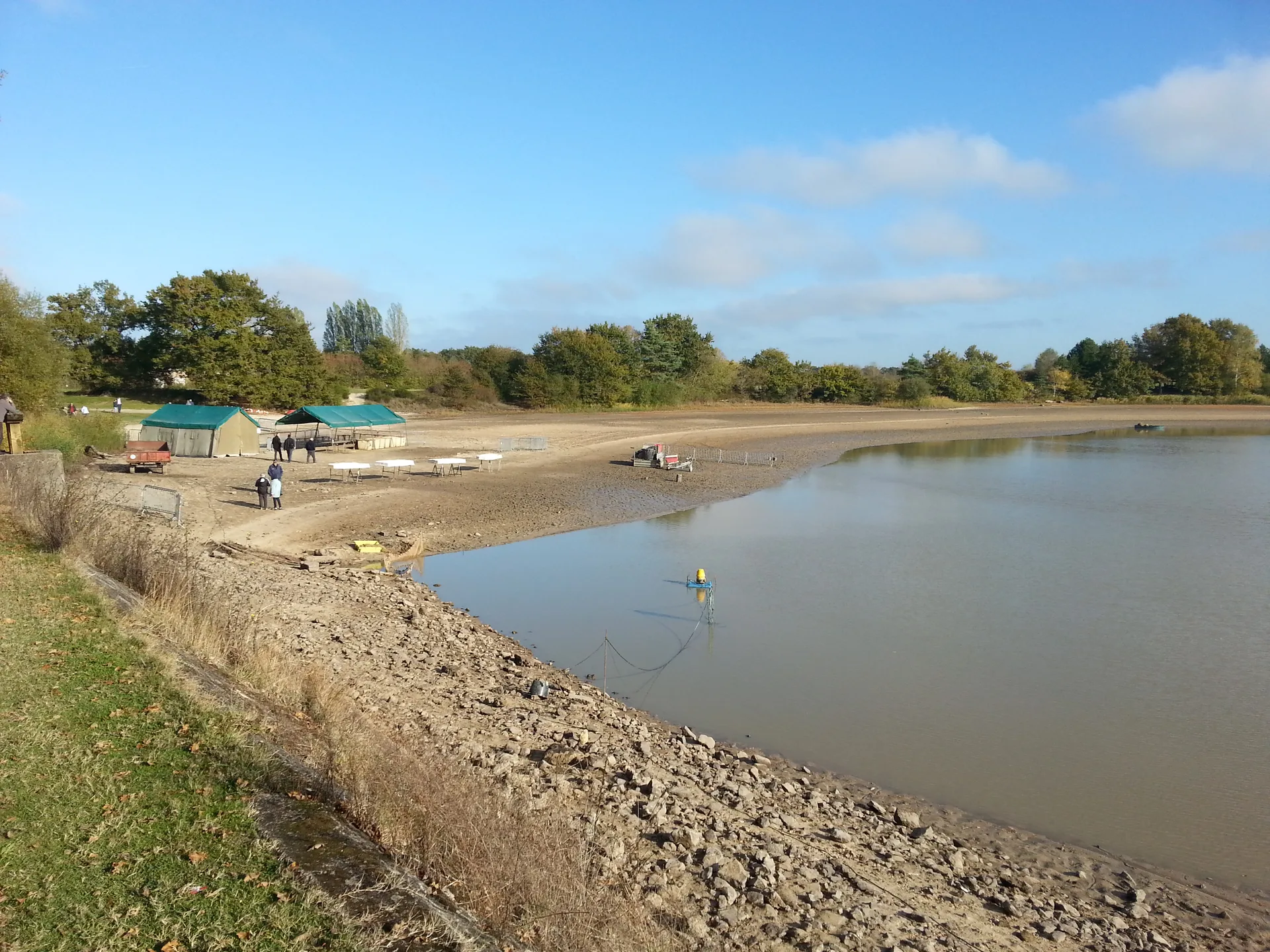 Etang de Bellebouche à Mézières-en-Brenne — À 328 m du lac