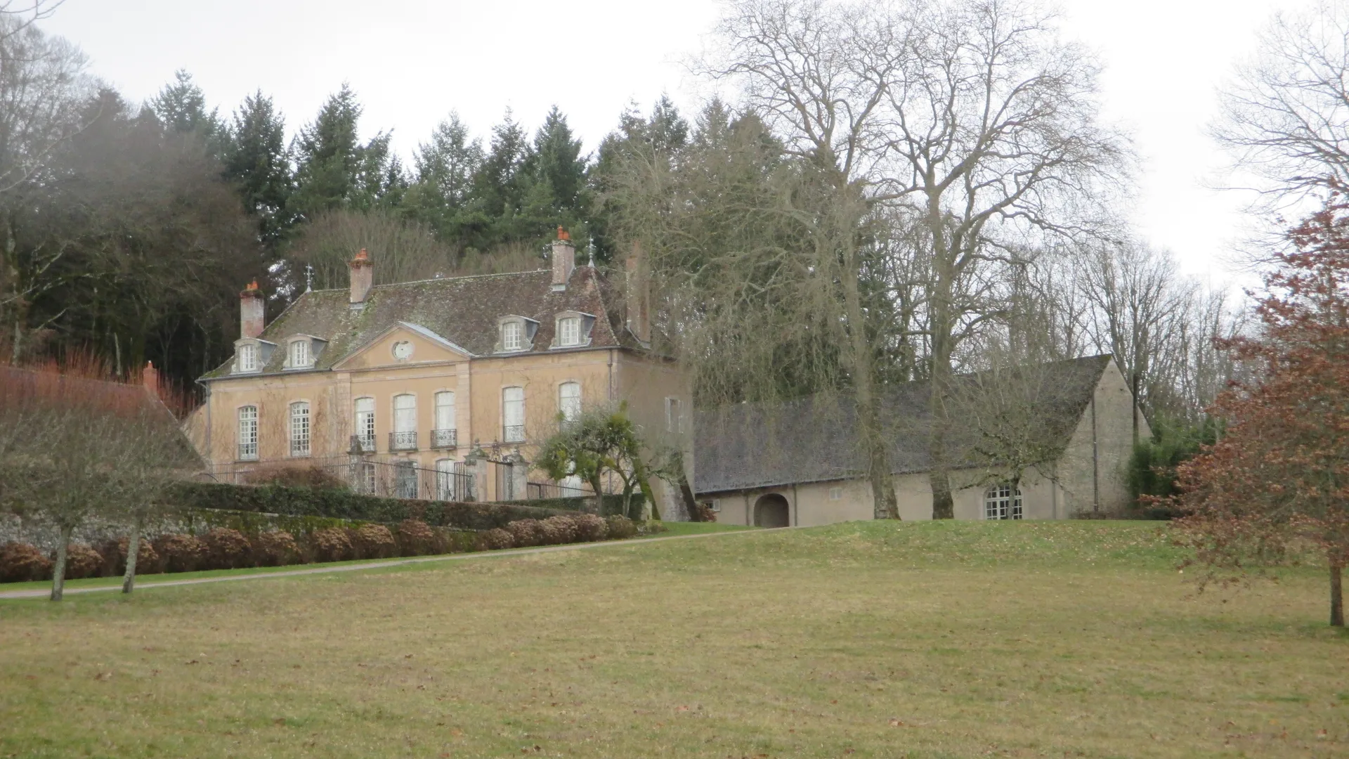 Etang de Bousson à Saint-Didier-sur-Arroux — À 4,9 km du lac