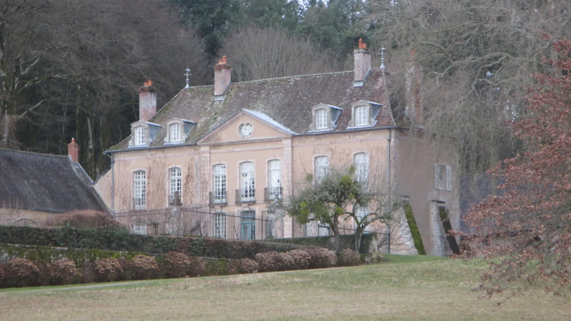 Etang de Bousson à Saint-Didier-sur-Arroux — À 4,9 km du lac