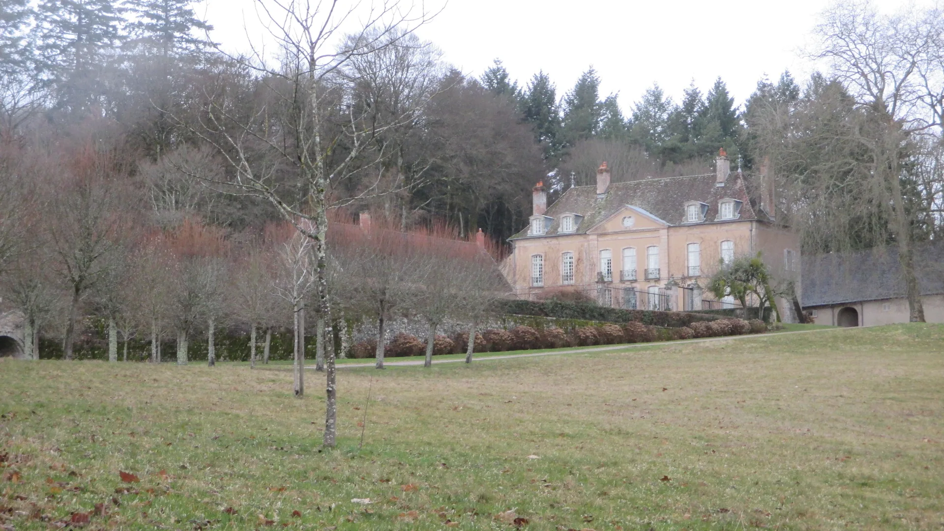 Etang de Bousson à Saint-Didier-sur-Arroux — À 4,9 km du lac