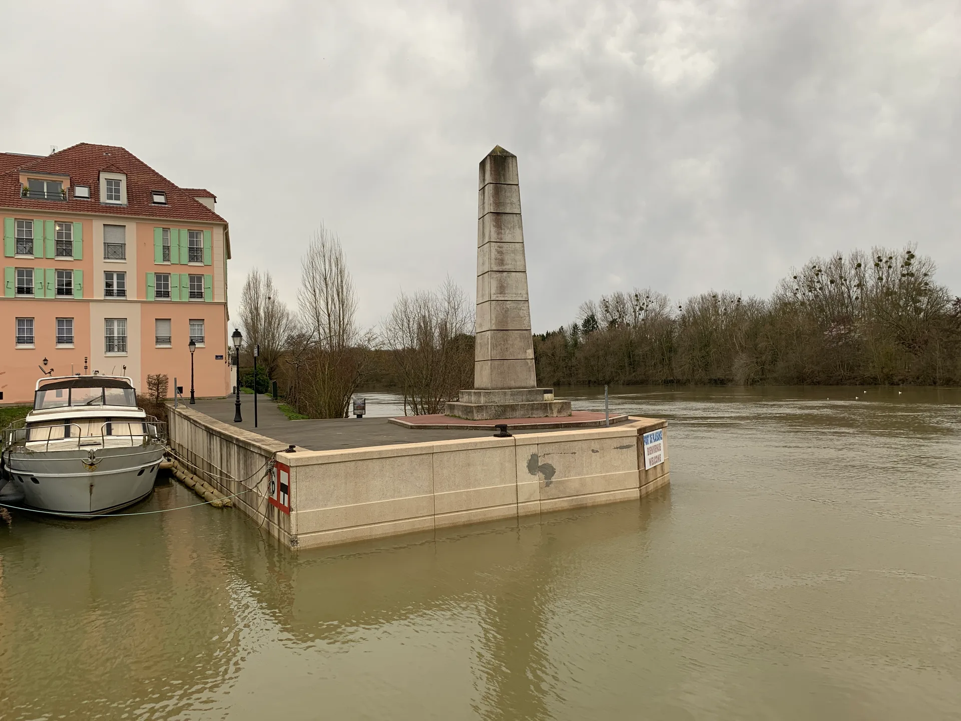 Etang de Cergy à Cergy — À 359 m du lac