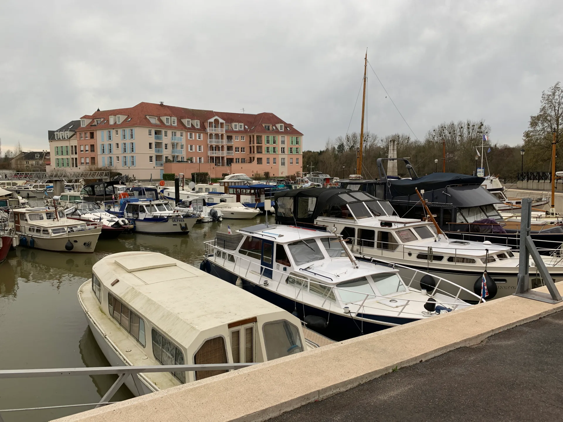 Etang de Cergy à Cergy — À 382 m du lac