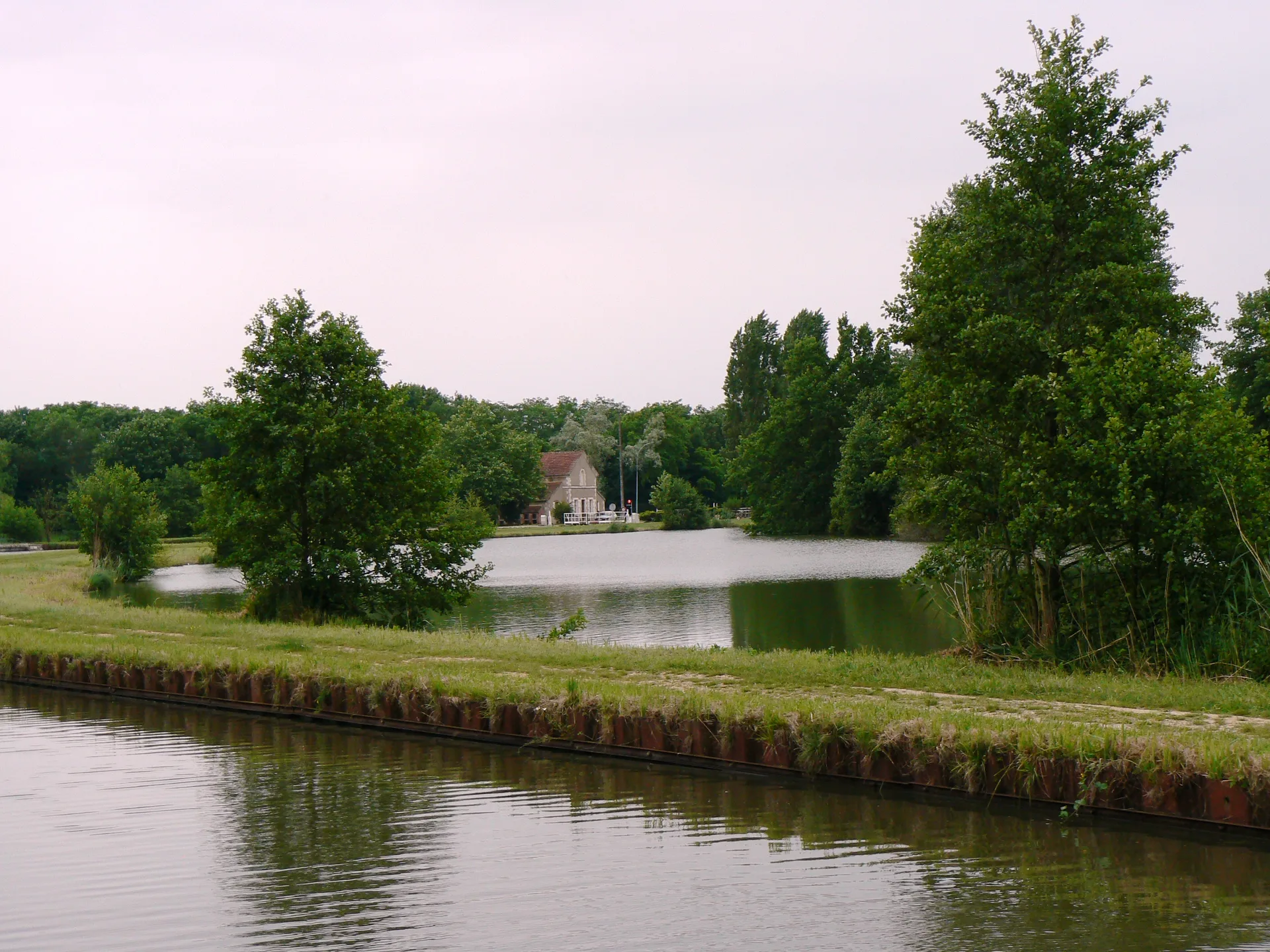 Etang de Grand Ru à Ouzouer-sur-Trézée — À 2,4 km du lac