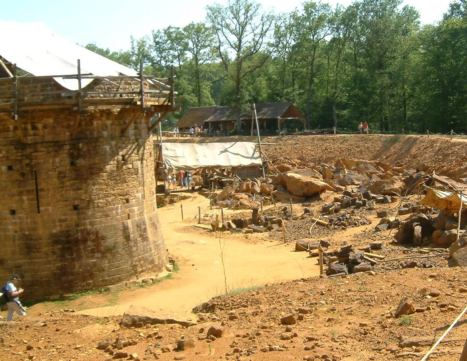 Etang de Guedelon à Treigny-Perreuse-Sainte-Colombe — À 455 m du lac