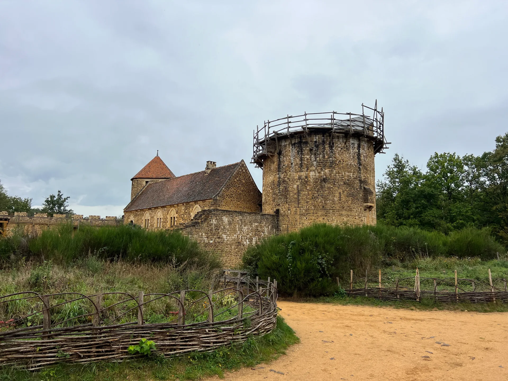 Etang de Guedelon à Treigny-Perreuse-Sainte-Colombe — À 479 m du lac