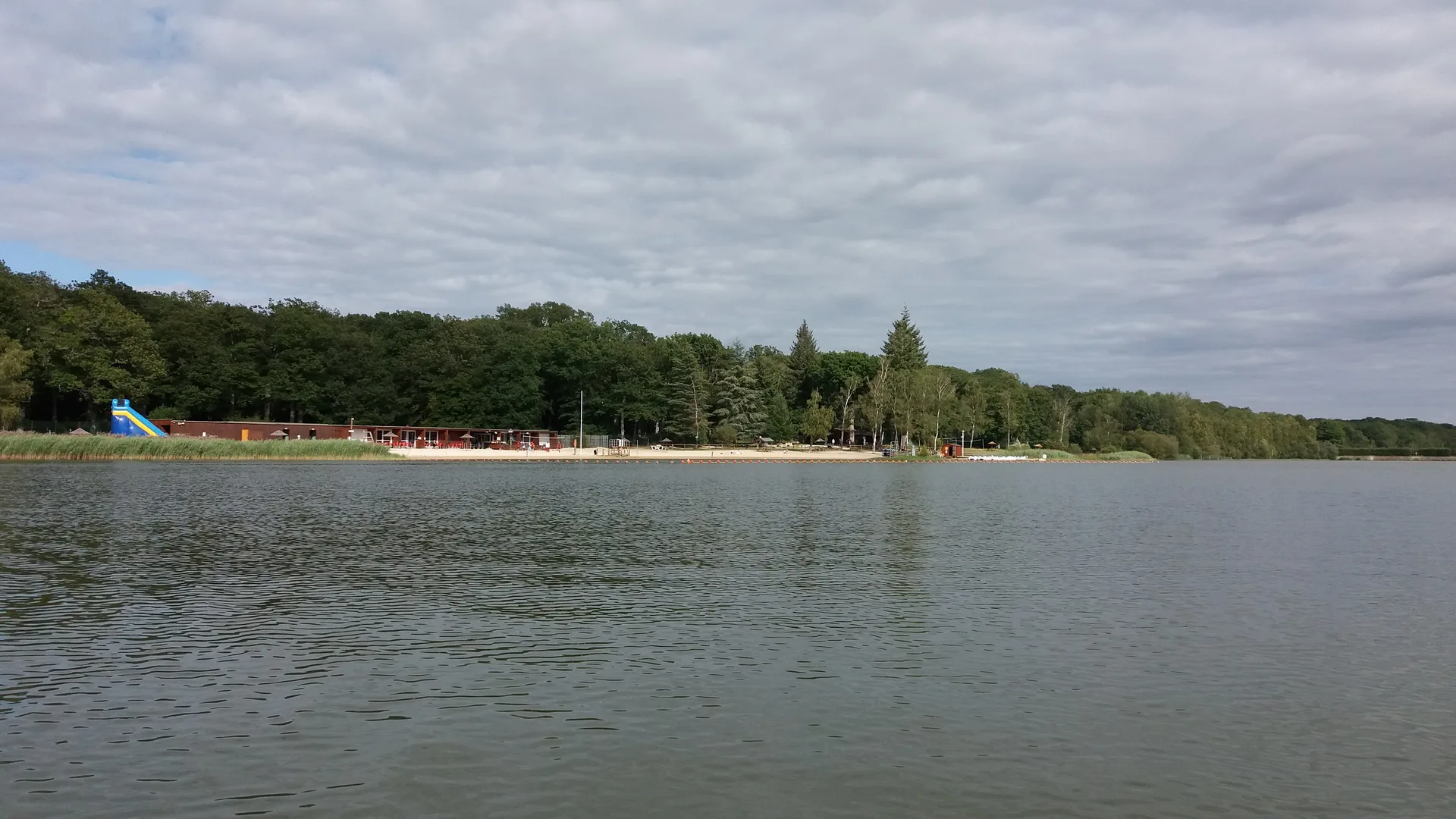Etang de Hollande à Les Bréviaires — À 205 m du lac