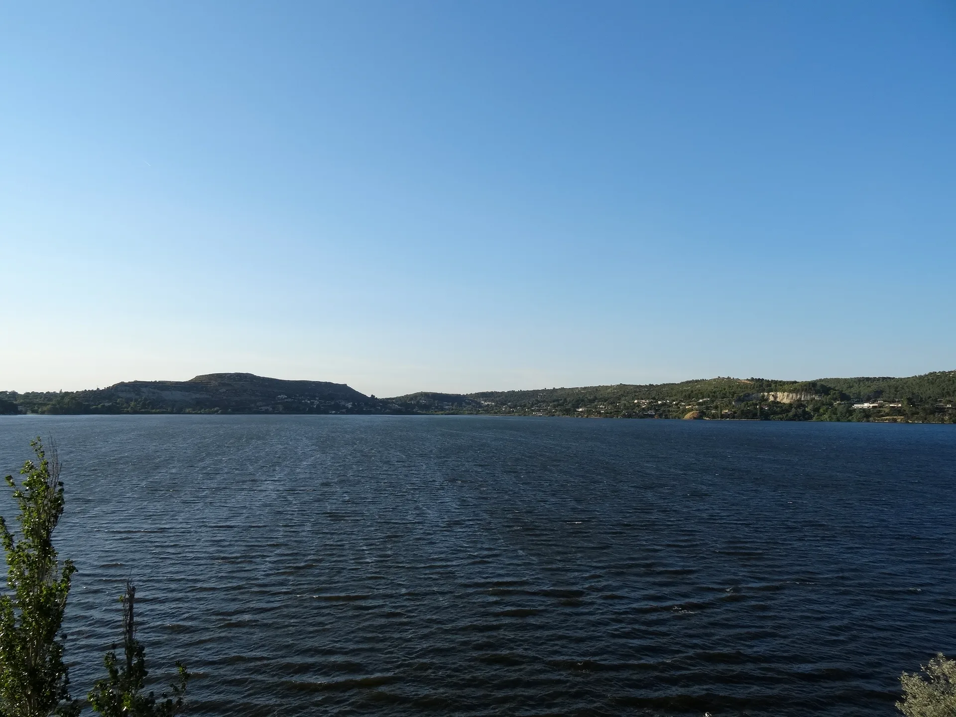 Etang de L olivier à Istres — À 820 m du lac