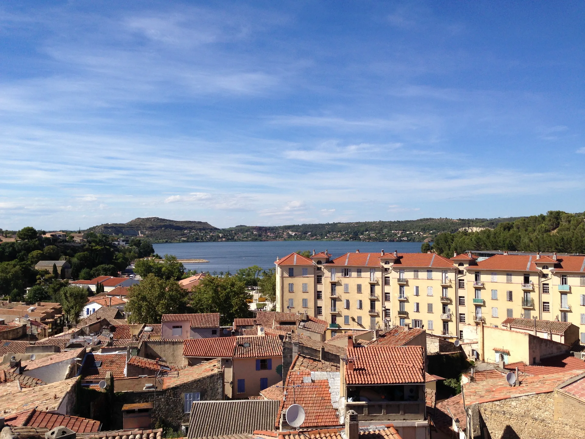 Etang de L olivier à Istres — À 937 m du lac