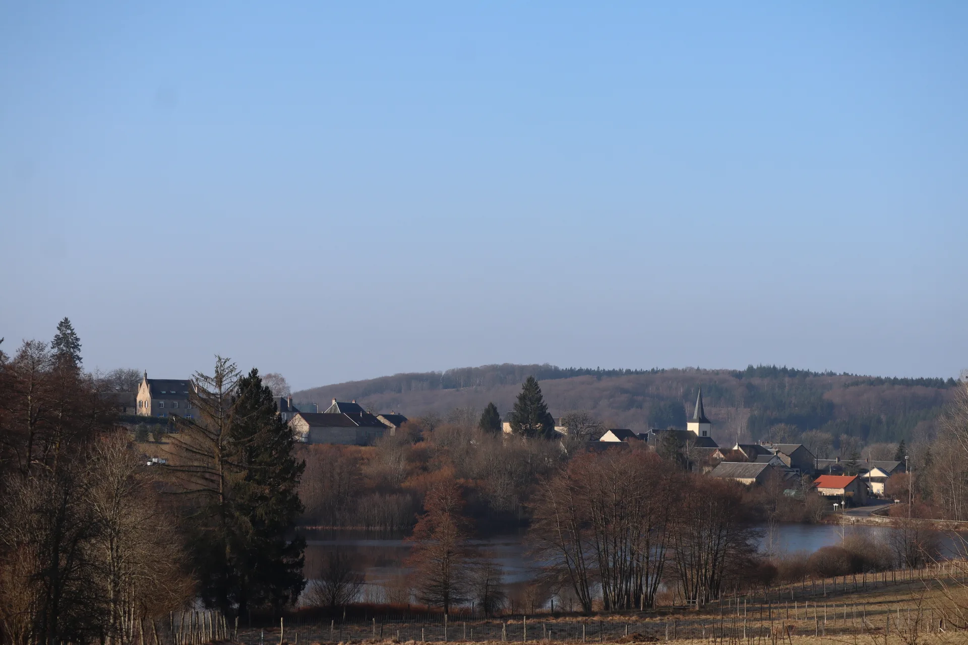 Etang de Moulin Morin à Champeau-en-Morvan — À 4,1 km du lac