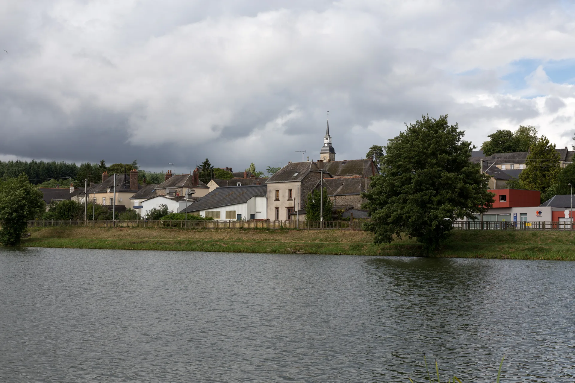Etang de Port Brille à Port-Brillet — À 253 m du lac
