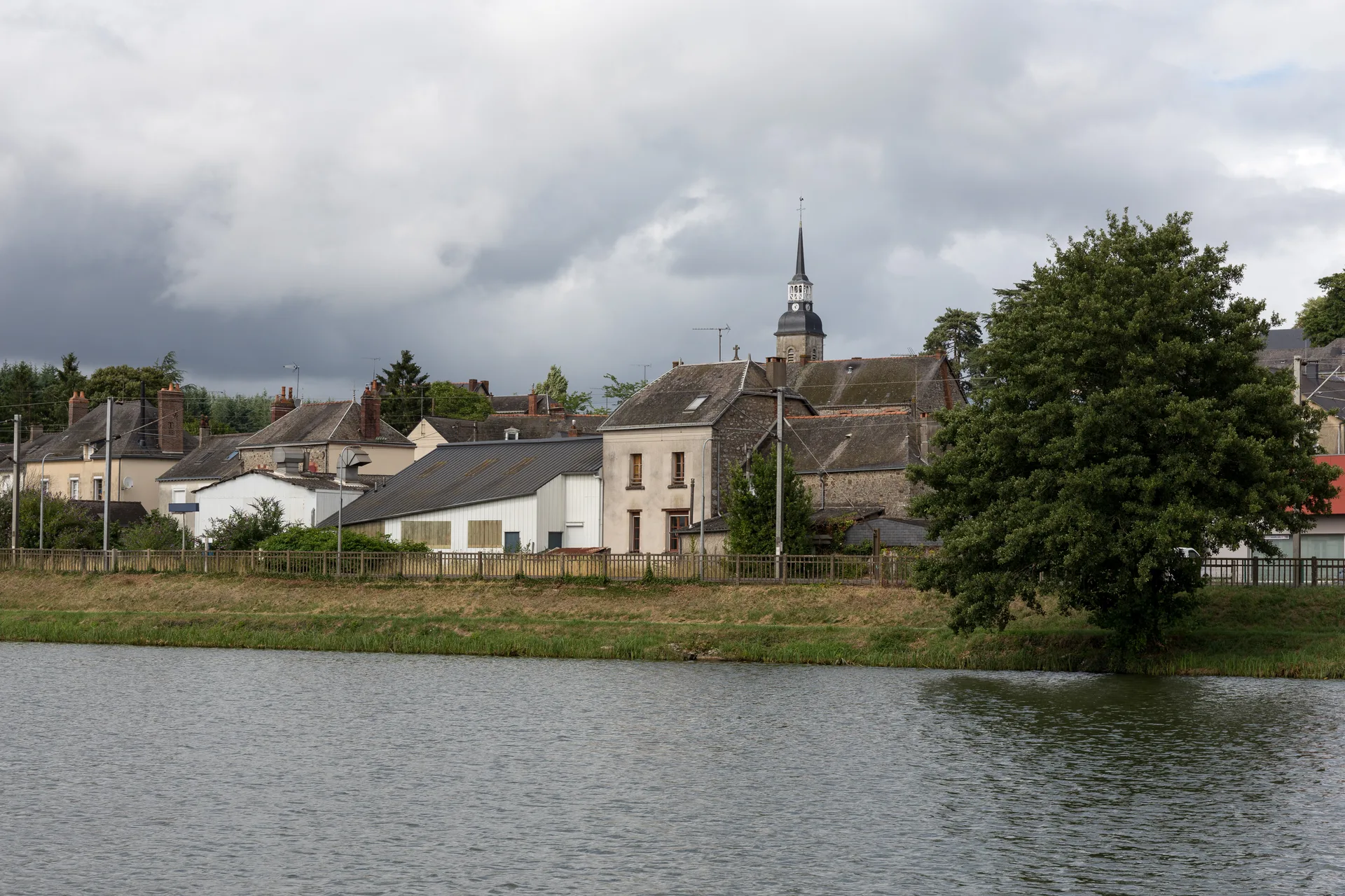 Etang de Port Brille à Port-Brillet — À 296 m du lac
