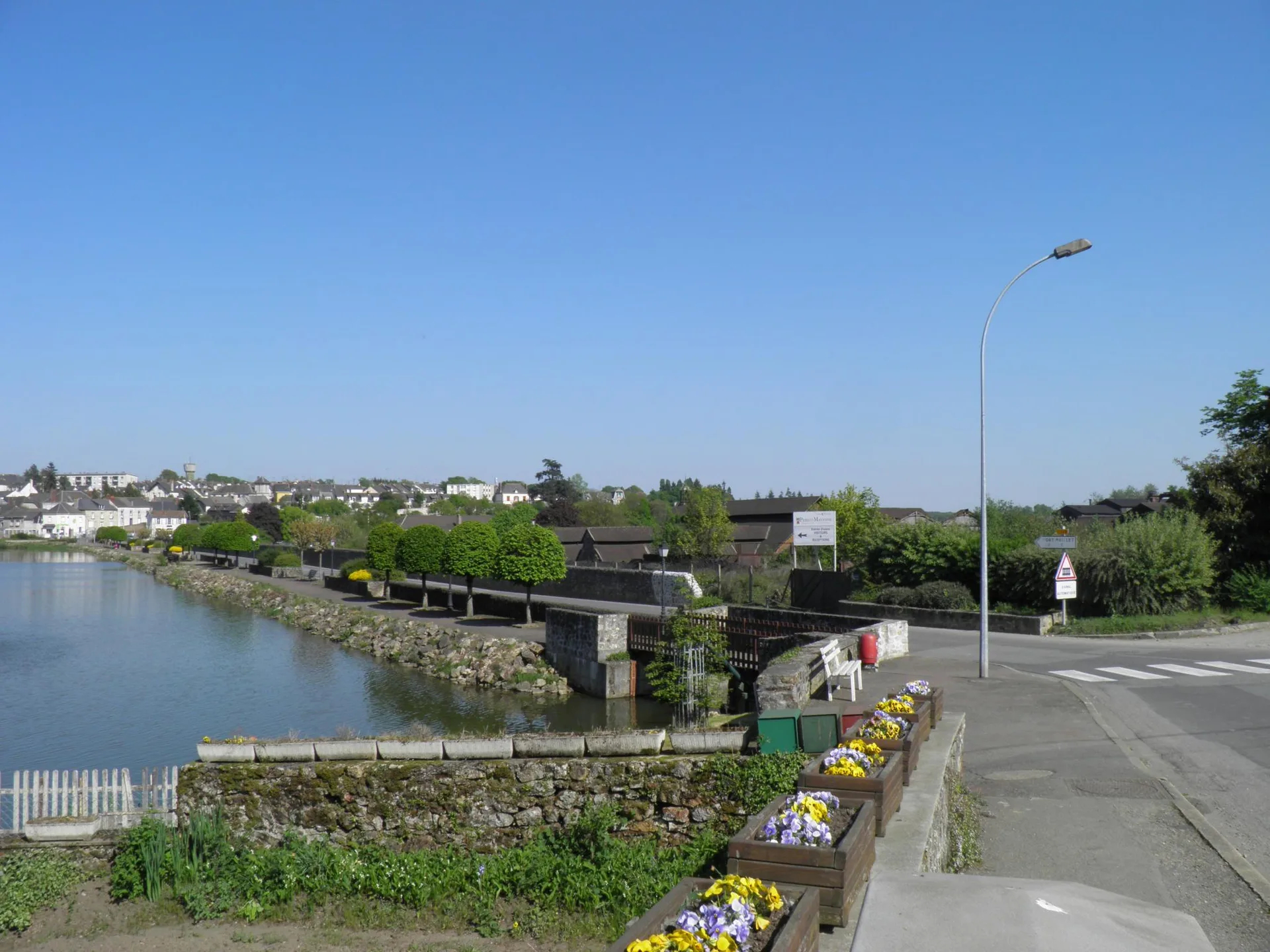 Etang de Port Brille à Port-Brillet — Sur le lac