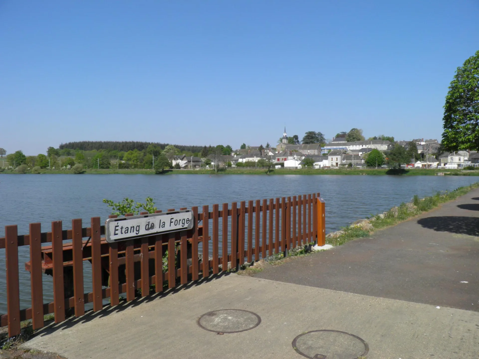 Etang de Port Brille à Port-Brillet — À 215 m du lac
