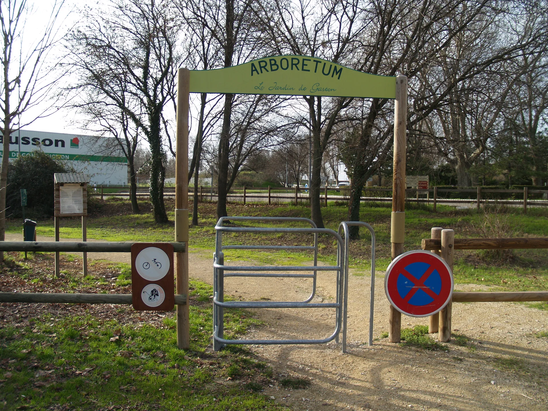Etang des Aulnes à Saint-Martin-de-Crau — À 4,3 km du lac