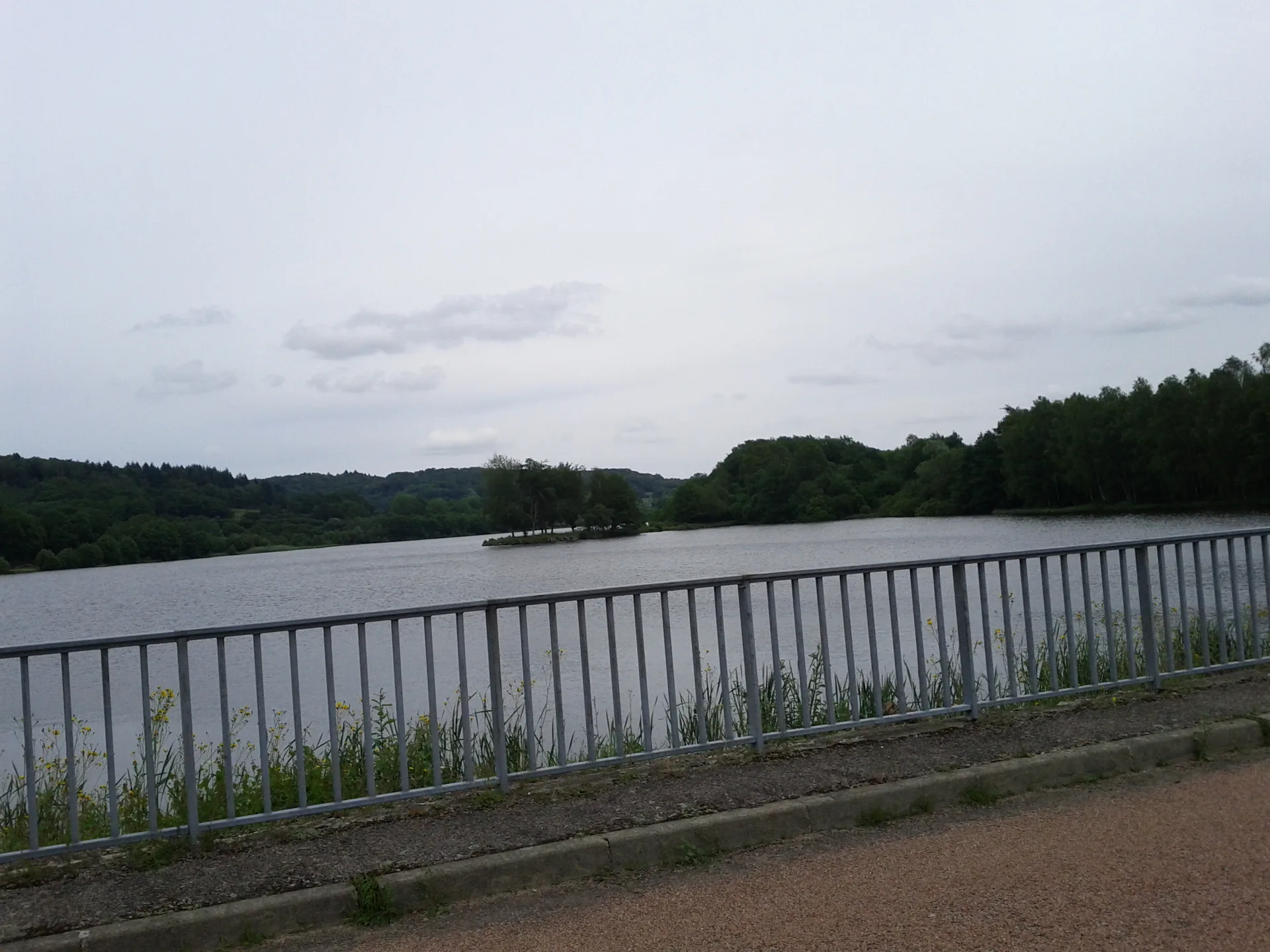 Etang des Hates à Alligny-en-Morvan — À 3,2 km du lac