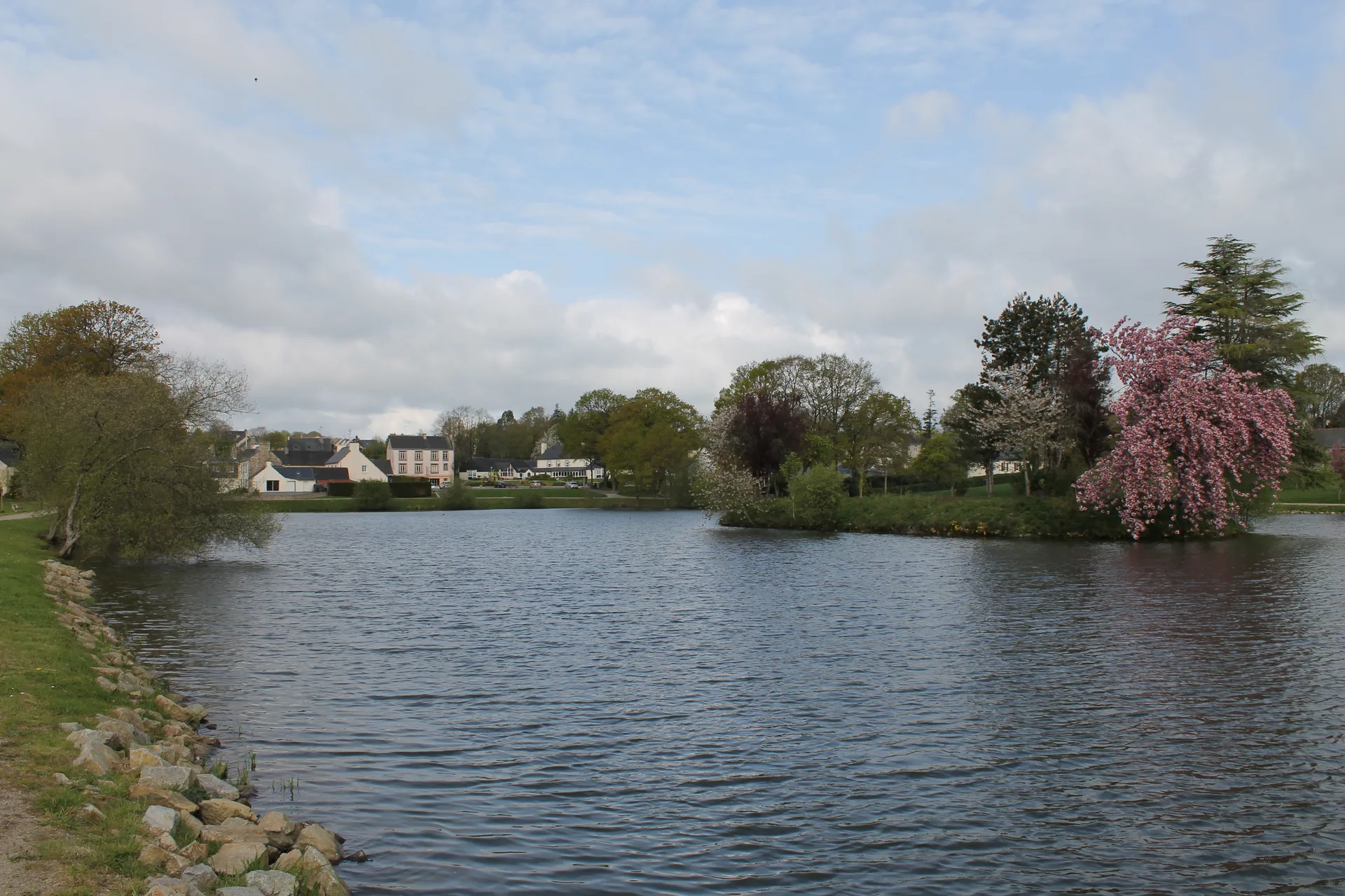 Etang des Pes Bigots à Hémonstoir — À 3,8 km du lac