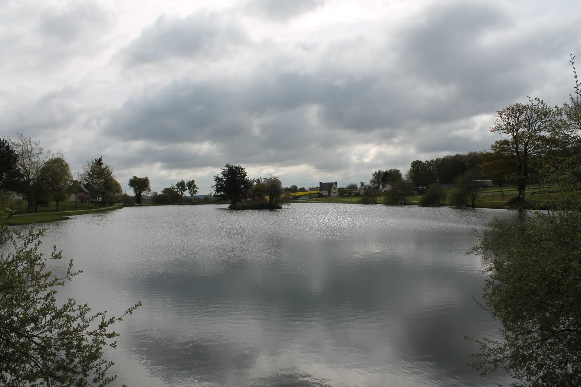 Etang des Pes Bigots à Hémonstoir — À 3,6 km du lac