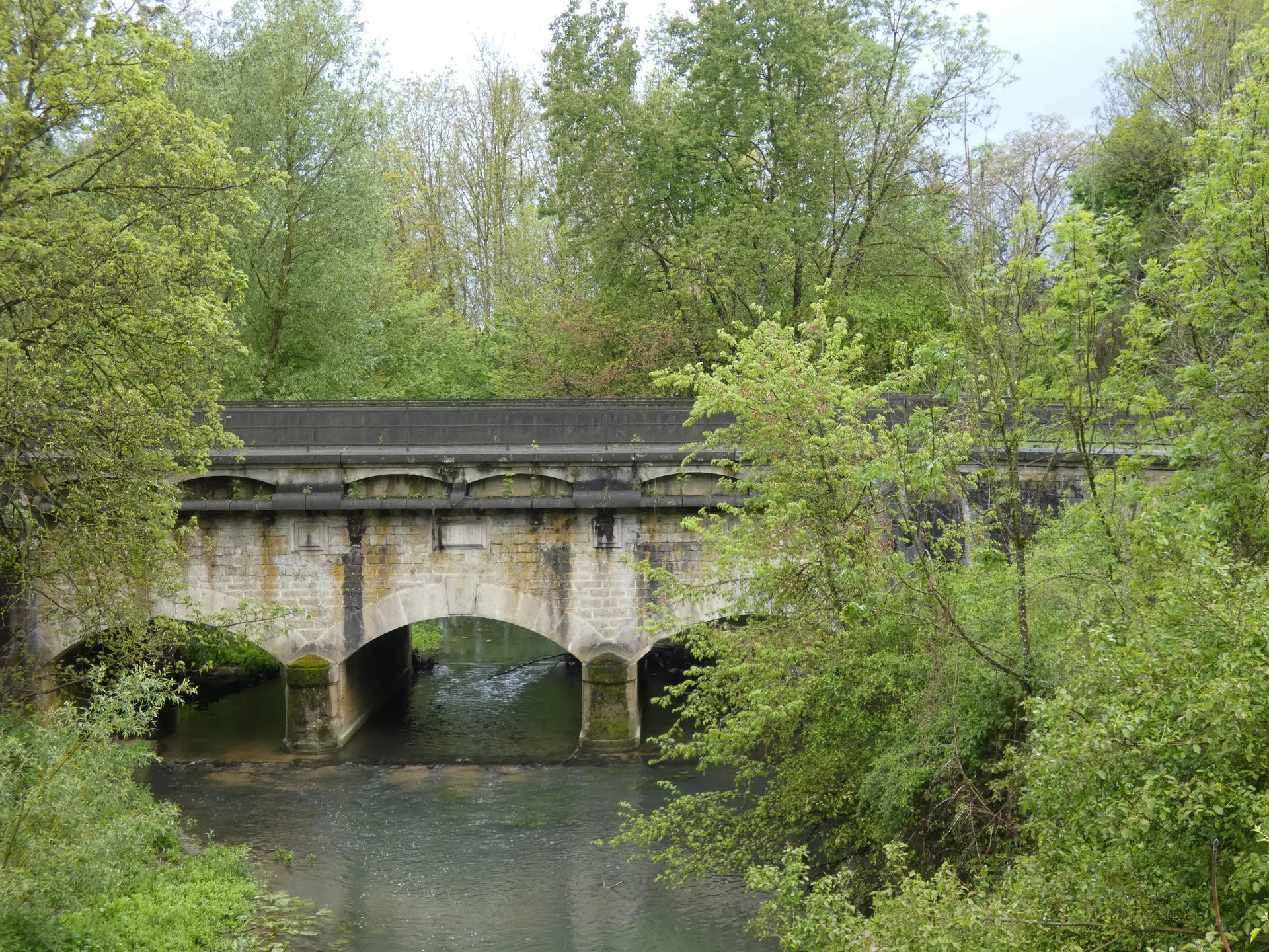Etang du 12 7 à Rouilly-Saint-Loup — À 2,0 km du lac