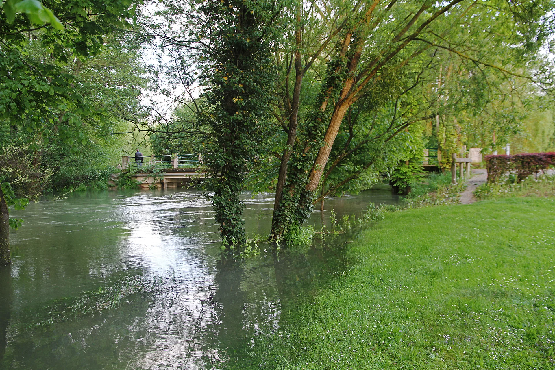 Etang du 12 7 à Rouilly-Saint-Loup — À 2,1 km du lac