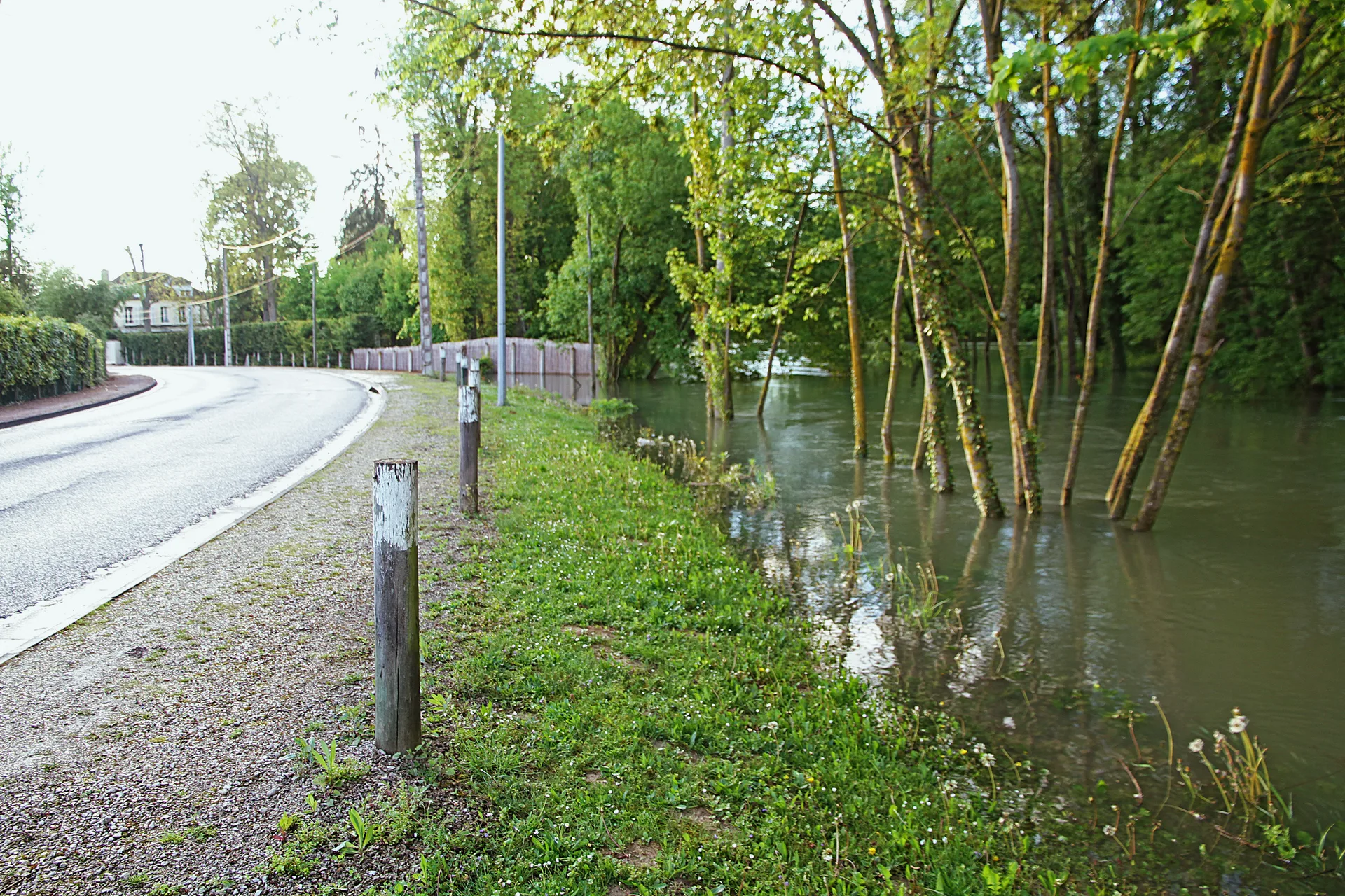 Etang du 12 7 à Rouilly-Saint-Loup — À 2,1 km du lac