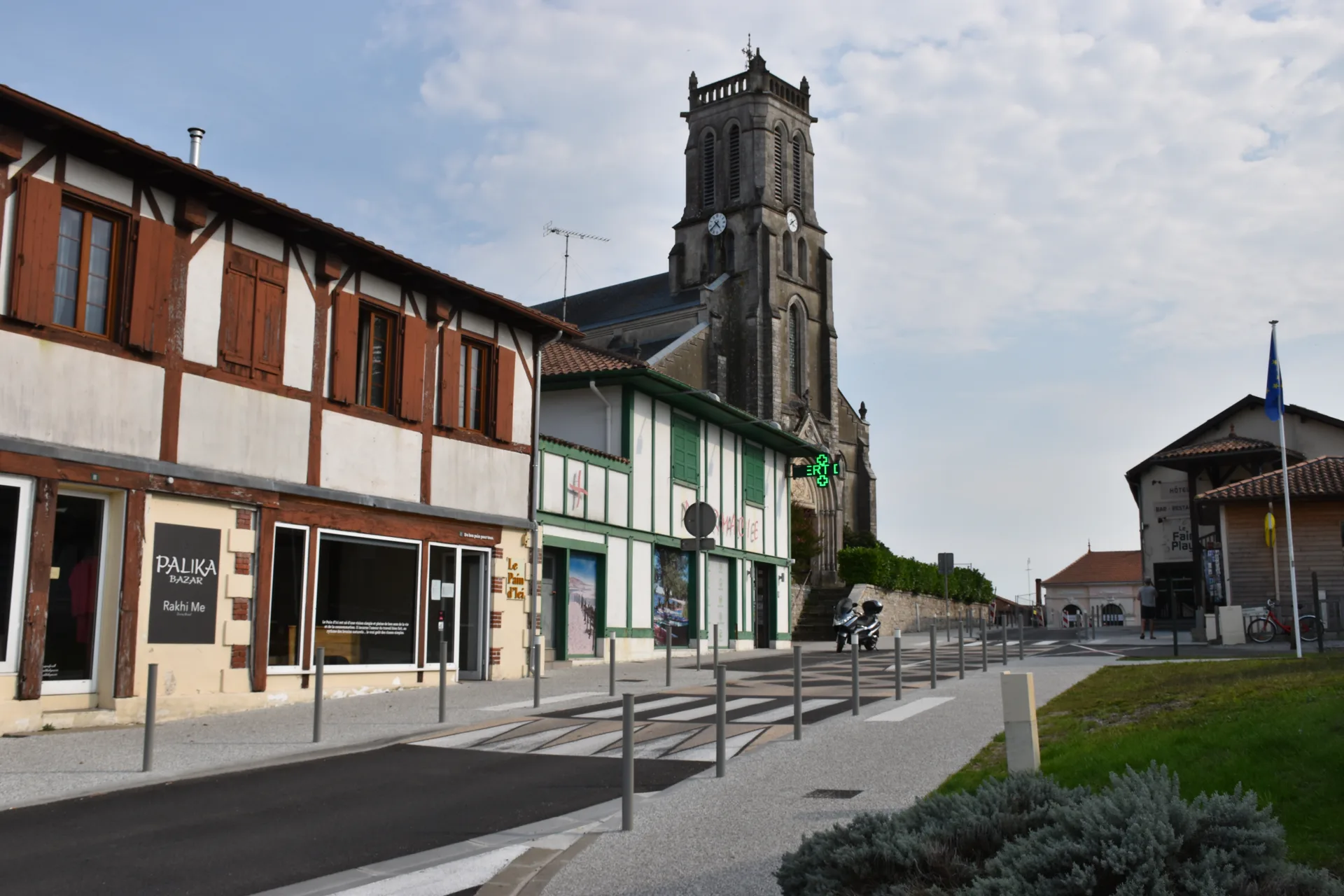 Etang du village sous les pins à Léon — À 2,7 km du lac