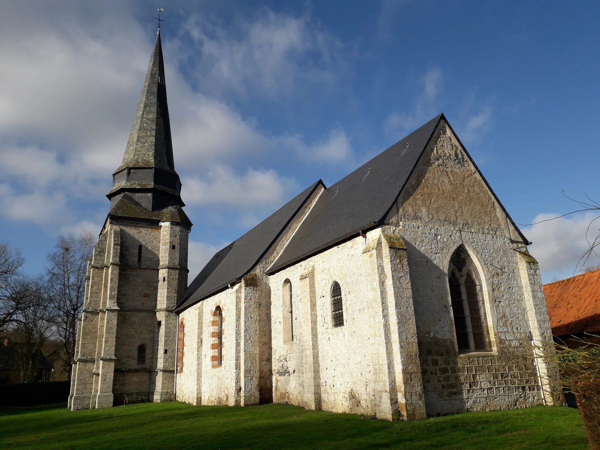 Etang le Haricot à Saint-Hellier — À 3,2 km du lac
